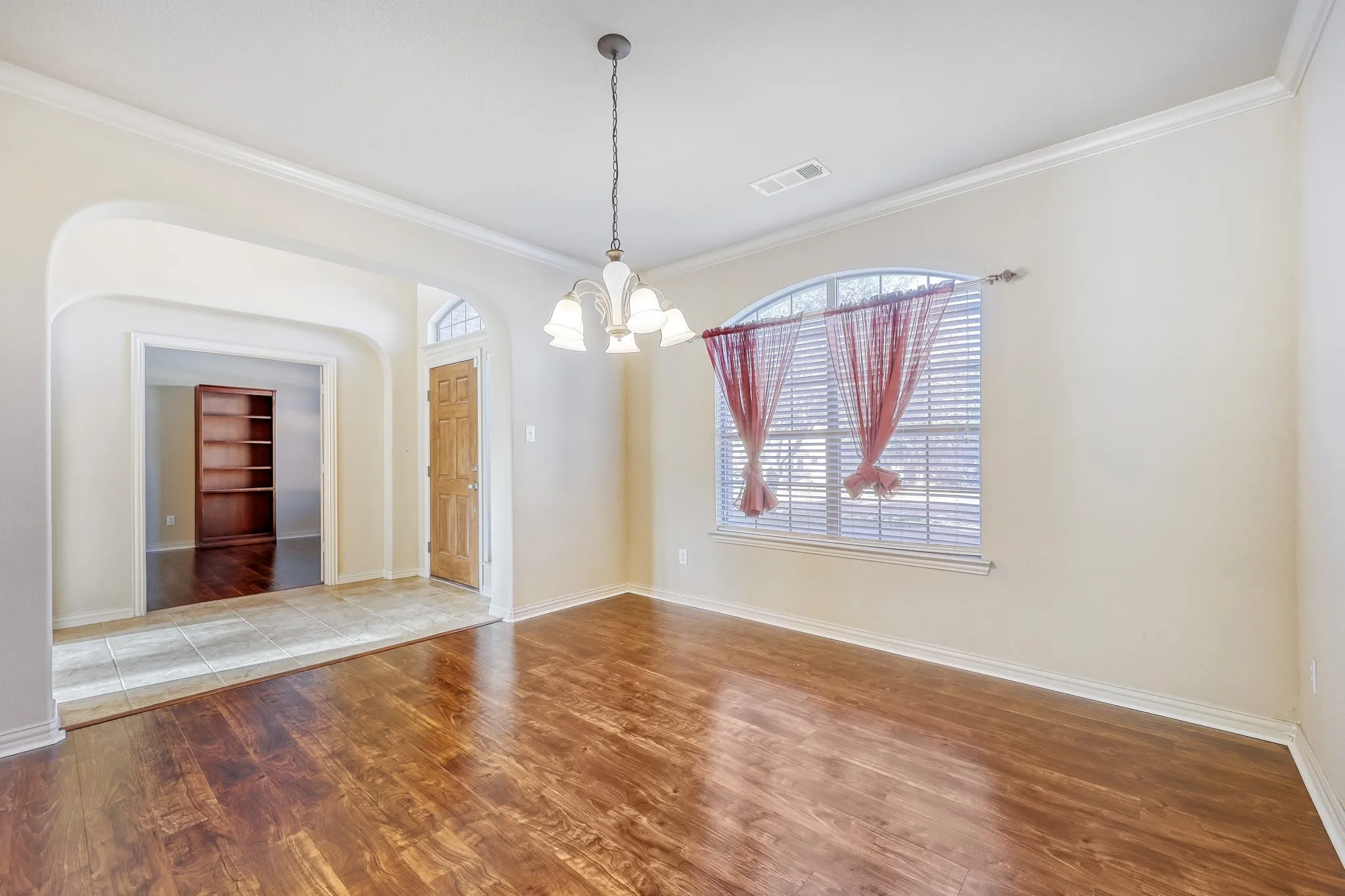 Single Family Residence For Rent in Dallas County , 1012 Surrey Drive, De Soto, Texas 75115, 4 Bedroom, 4 Bathroom, 2 Garage spaces, 3,796 Sqft, built in 2006, mls#21375364, Real Estate Agent in De Soto, Homes For Rent in Dallas county, Homes For Rent in De Soto, Realtor in De Soto Texas, Real Estate Brokerage Independent Realty Texas, Luminita Cordes Realtor