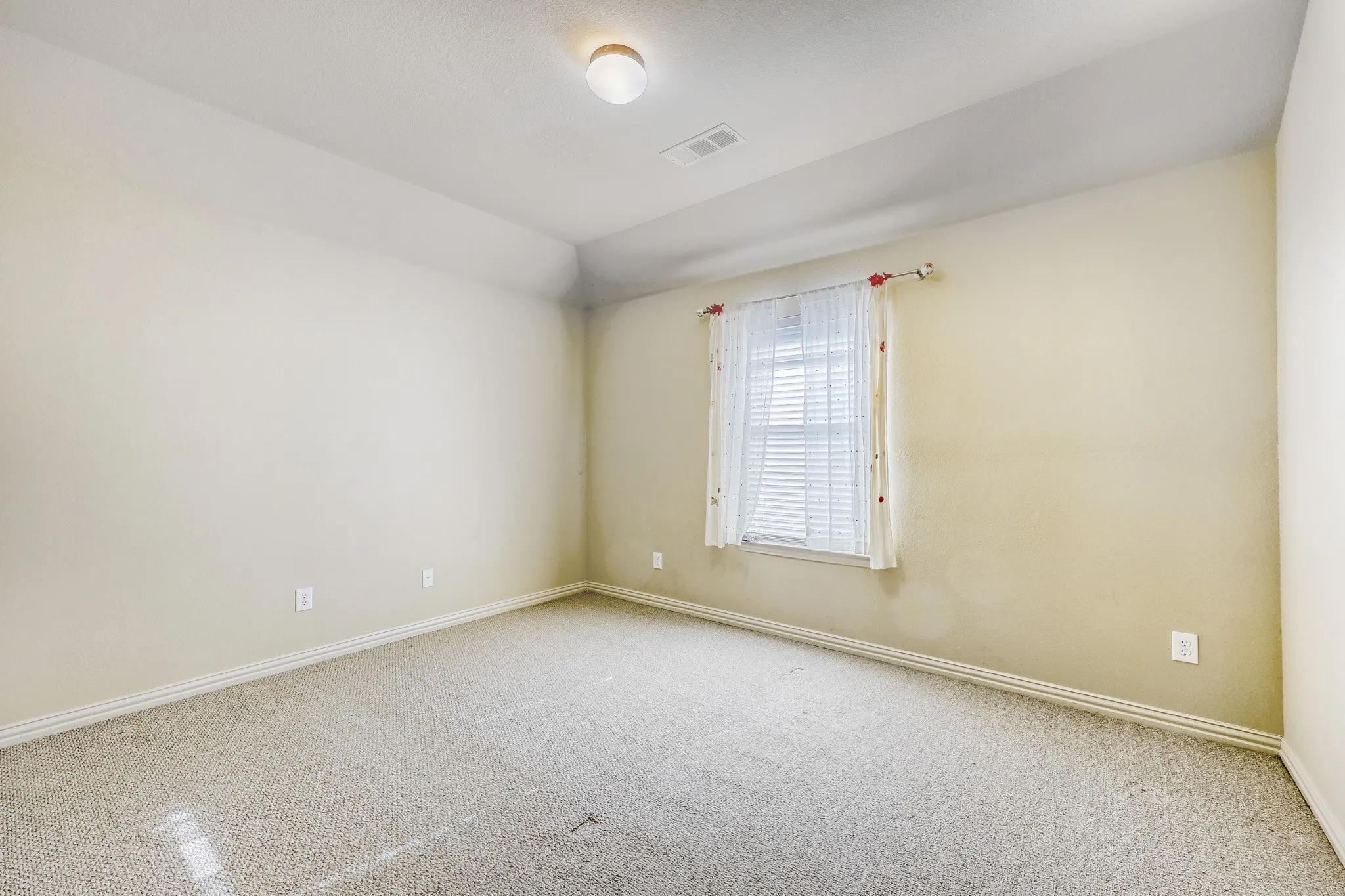 Recessed ceiling detail and window with blinds