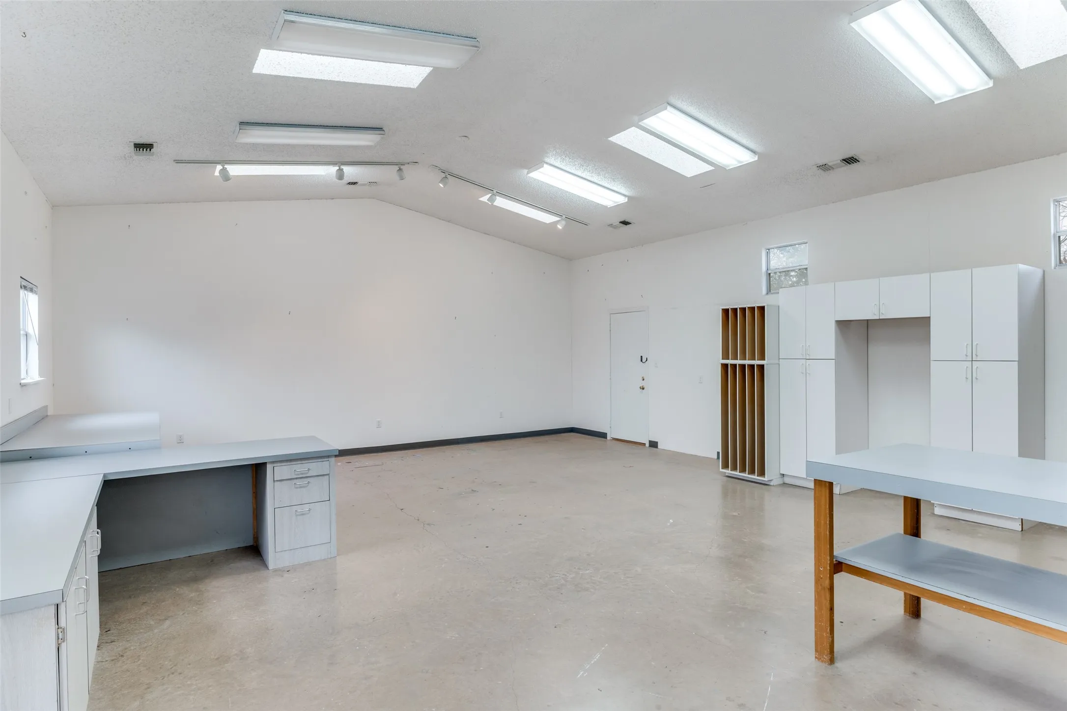 Studio or Workshop, HVAC and Insulated w Half Bath