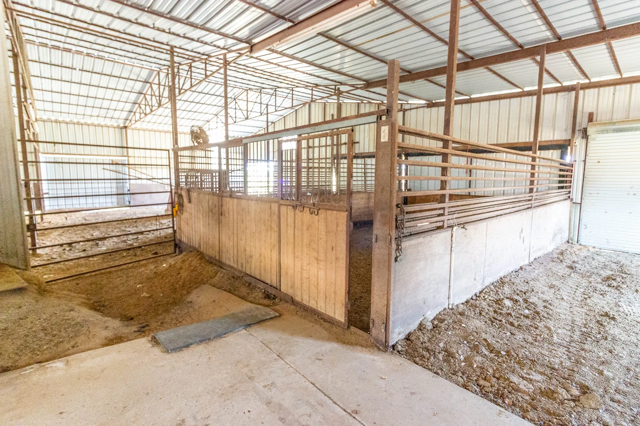 Farm For Sale in Kaufman County , 15019 Cr-4003, Mabank, Texas 75147, 2 Bedroom, 2 Bathroom, 2 Garage spaces, 2,332 Sqft, built in 1976, mls#21375305, Real Estate Agent in Mabank, Homes For Sale in Kaufman county, Homes For Sale in Mabank, Realtor in Mabank Texas, Real Estate Brokerage Independent Realty Texas, Luminita Cordes Realtor
