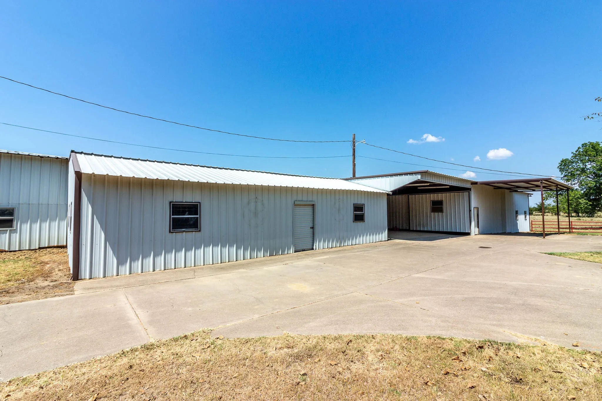 Farm For Sale in Kaufman County , 15019 Cr-4003, Mabank, Texas 75147, 2 Bedroom, 2 Bathroom, 2 Garage spaces, 2,332 Sqft, built in 1976, mls#21375305, Real Estate Agent in Mabank, Homes For Sale in Kaufman county, Homes For Sale in Mabank, Realtor in Mabank Texas, Real Estate Brokerage Independent Realty Texas, Luminita Cordes Realtor