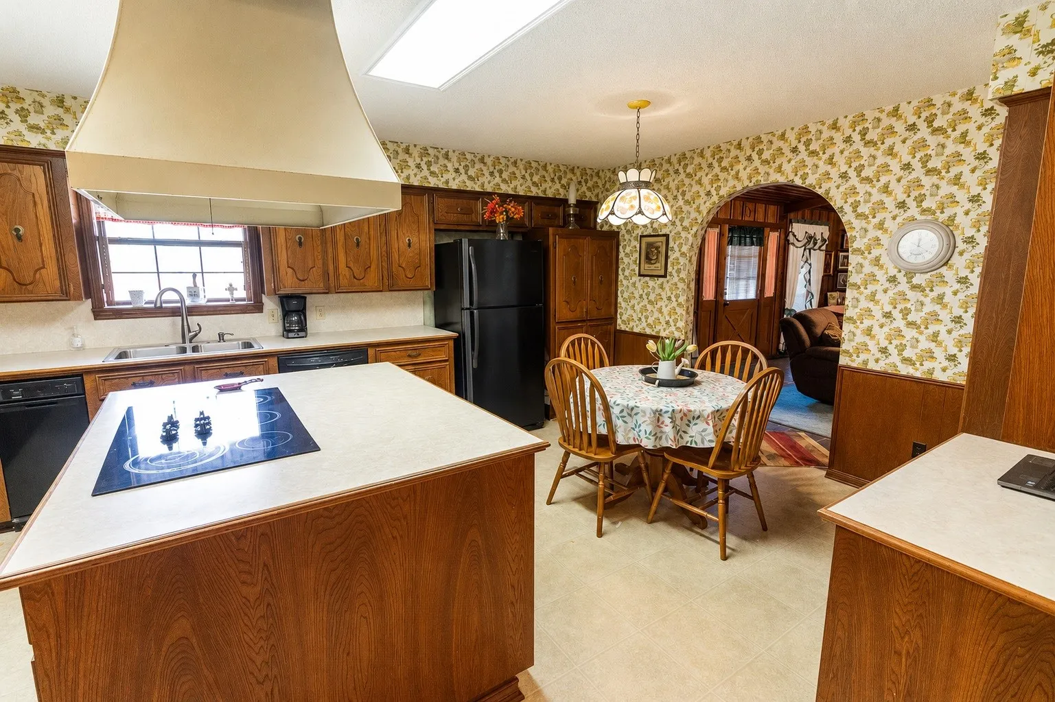 Farm For Sale in Kaufman County , 15019 Cr-4003, Mabank, Texas 75147, 2 Bedroom, 2 Bathroom, 2 Garage spaces, 2,332 Sqft, built in 1976, mls#21375305, Real Estate Agent in Mabank, Homes For Sale in Kaufman county, Homes For Sale in Mabank, Realtor in Mabank Texas, Real Estate Brokerage Independent Realty Texas, Luminita Cordes Realtor