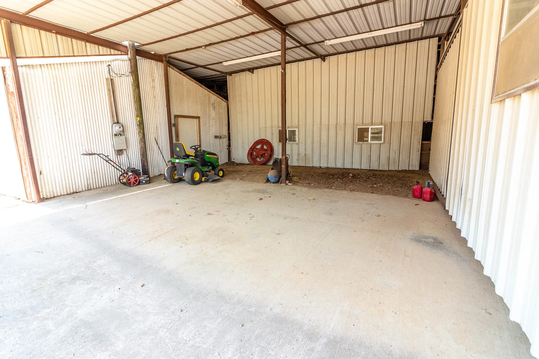Farm For Sale in Kaufman County , 15019 Cr-4003, Mabank, Texas 75147, 2 Bedroom, 2 Bathroom, 2 Garage spaces, 2,332 Sqft, built in 1976, mls#21375305, Real Estate Agent in Mabank, Homes For Sale in Kaufman county, Homes For Sale in Mabank, Realtor in Mabank Texas, Real Estate Brokerage Independent Realty Texas, Luminita Cordes Realtor