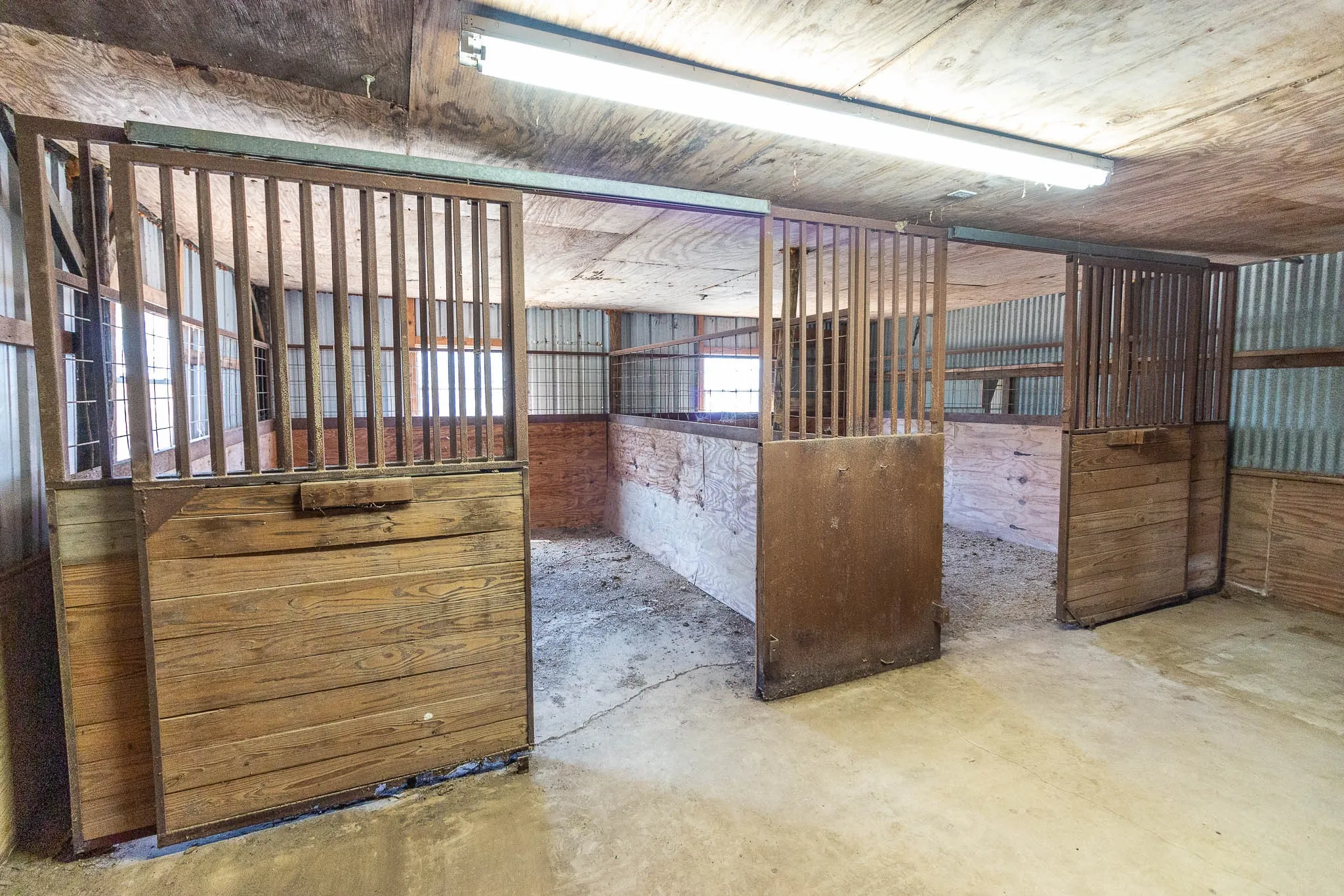 Farm For Sale in Kaufman County , 15019 Cr-4003, Mabank, Texas 75147, 2 Bedroom, 2 Bathroom, 2 Garage spaces, 2,332 Sqft, built in 1976, mls#21375305, Real Estate Agent in Mabank, Homes For Sale in Kaufman county, Homes For Sale in Mabank, Realtor in Mabank Texas, Real Estate Brokerage Independent Realty Texas, Luminita Cordes Realtor