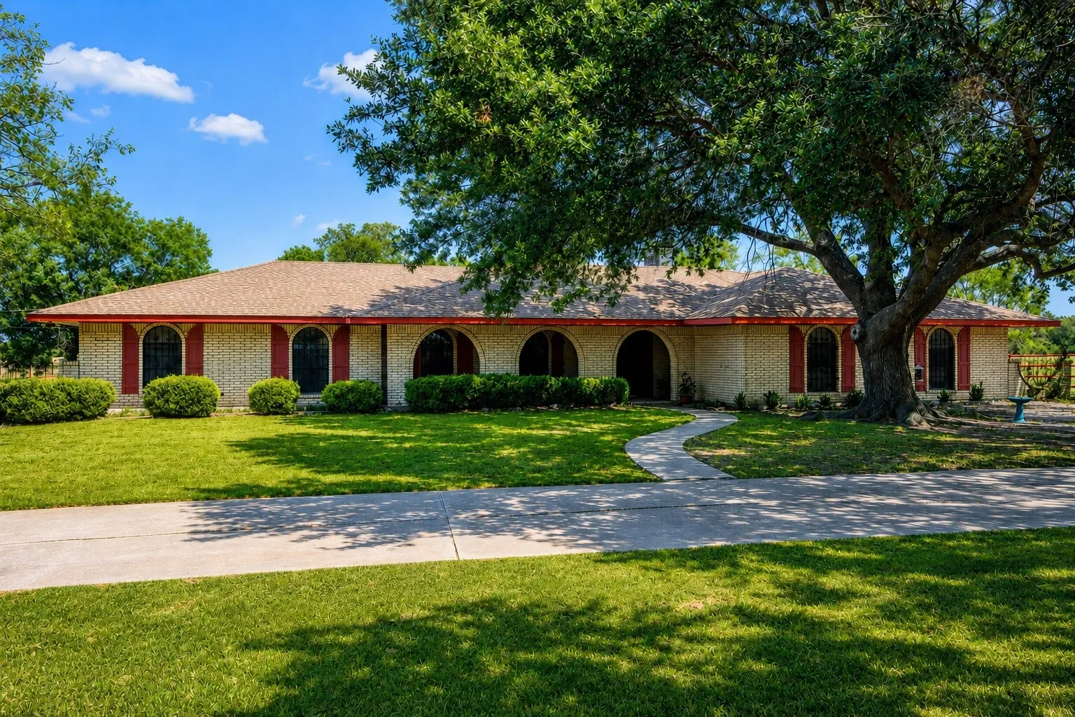 Farm For Sale in Kaufman County , 15019 Cr-4003, Mabank, Texas 75147, 2 Bedroom, 2 Bathroom, 2 Garage spaces, 2,332 Sqft, built in 1976, mls#21375305, Real Estate Agent in Mabank, Homes For Sale in Kaufman county, Homes For Sale in Mabank, Realtor in Mabank Texas, Real Estate Brokerage Independent Realty Texas, Luminita Cordes Realtor