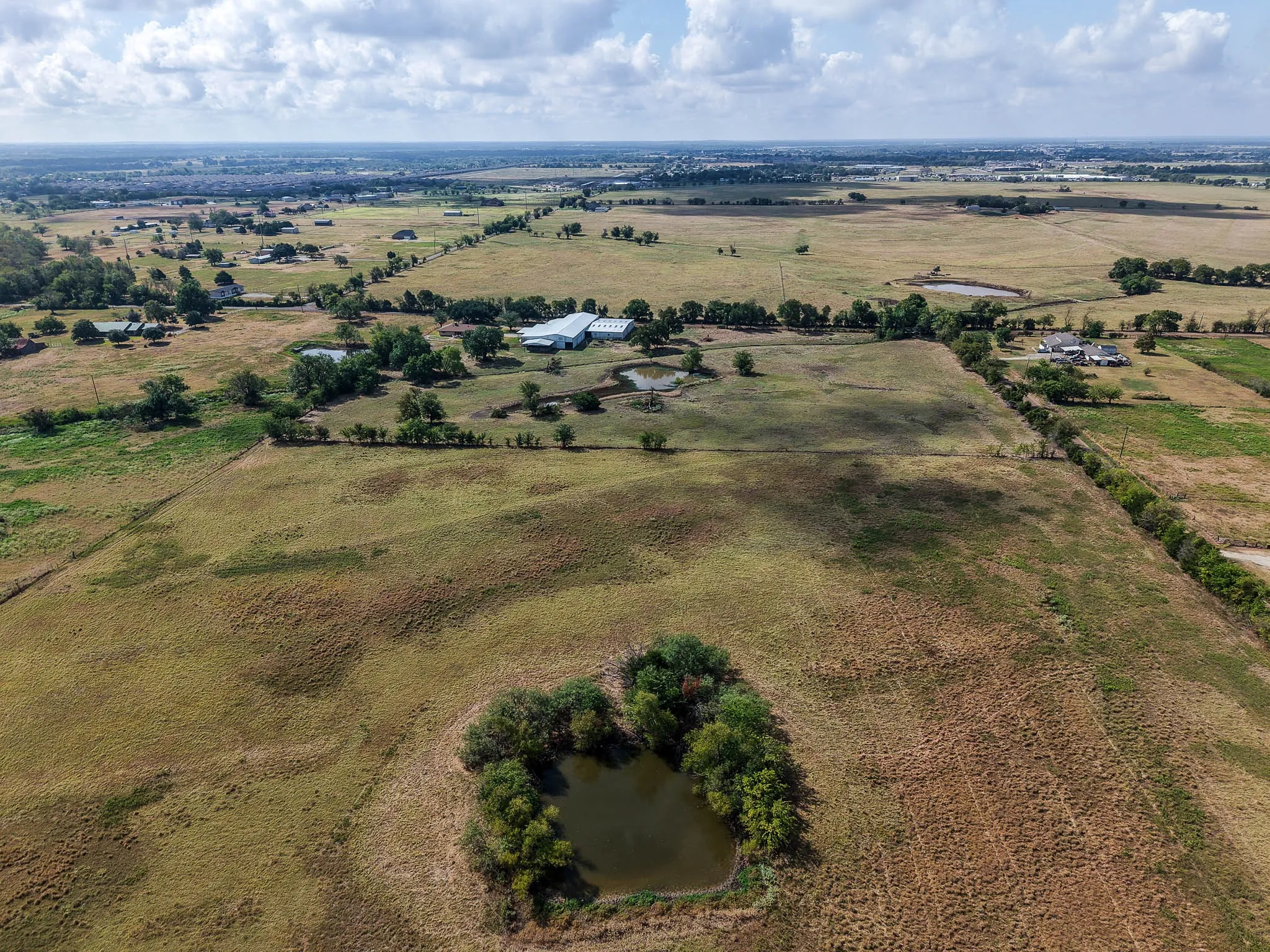 Farm For Sale in Kaufman County , 15019 Cr-4003, Mabank, Texas 75147, 2 Bedroom, 2 Bathroom, 2 Garage spaces, 2,332 Sqft, built in 1976, mls#21375305, Real Estate Agent in Mabank, Homes For Sale in Kaufman county, Homes For Sale in Mabank, Realtor in Mabank Texas, Real Estate Brokerage Independent Realty Texas, Luminita Cordes Realtor