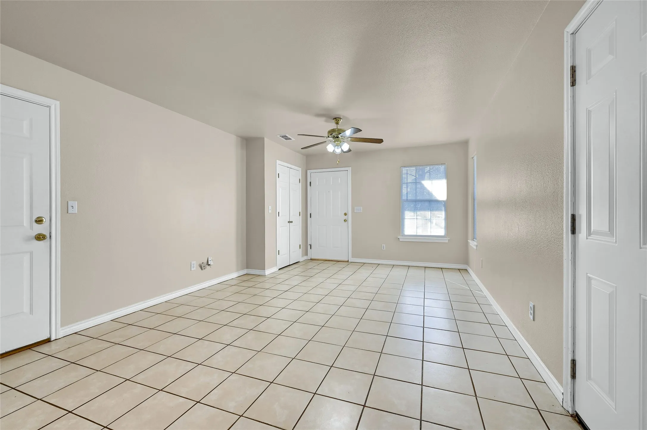 Duplex For Rent in Grayson County , 1025 Rice Street 102, Denison, Texas 75020, 2 Bedroom, 2 Bathroom, 1 Garage spaces, 1,200 Sqft, built in 2006, mls#21378956, Real Estate Agent in Denison, Homes For Rent in Grayson county, Homes For Rent in Denison, Realtor in Denison Texas, Real Estate Brokerage Independent Realty Texas, Luminita Cordes Realtor