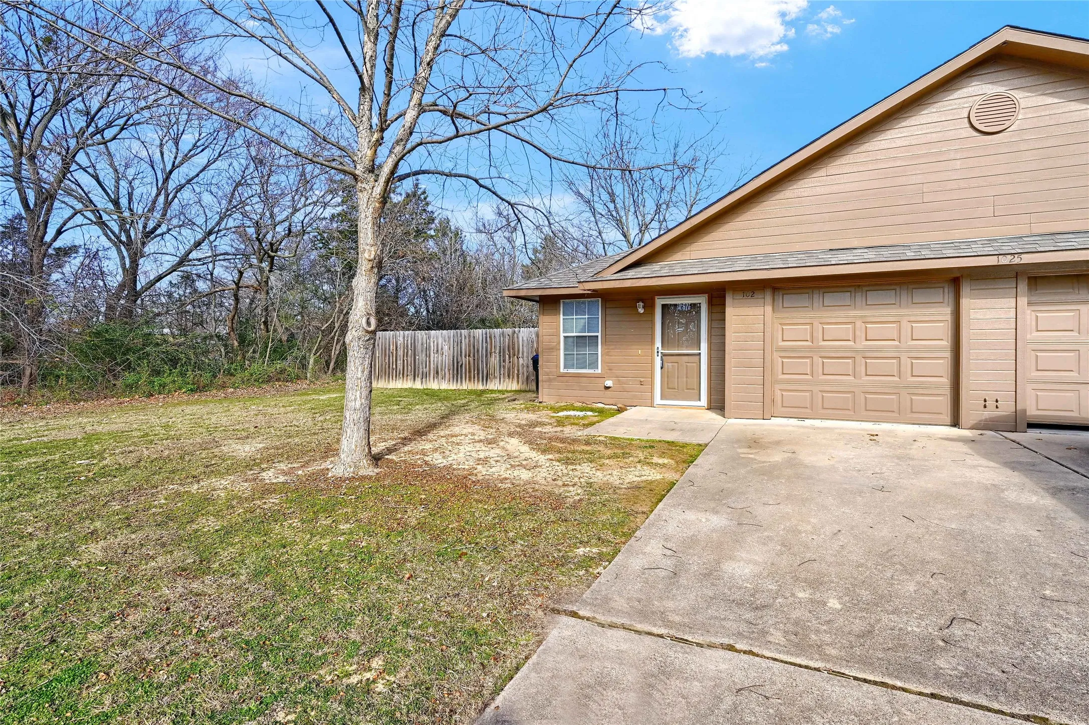 Duplex For Rent in Grayson County , 1025 Rice Street 102, Denison, Texas 75020, 2 Bedroom, 2 Bathroom, 1 Garage spaces, 1,200 Sqft, built in 2006, mls#21378956, Real Estate Agent in Denison, Homes For Rent in Grayson county, Homes For Rent in Denison, Realtor in Denison Texas, Real Estate Brokerage Independent Realty Texas, Luminita Cordes Realtor