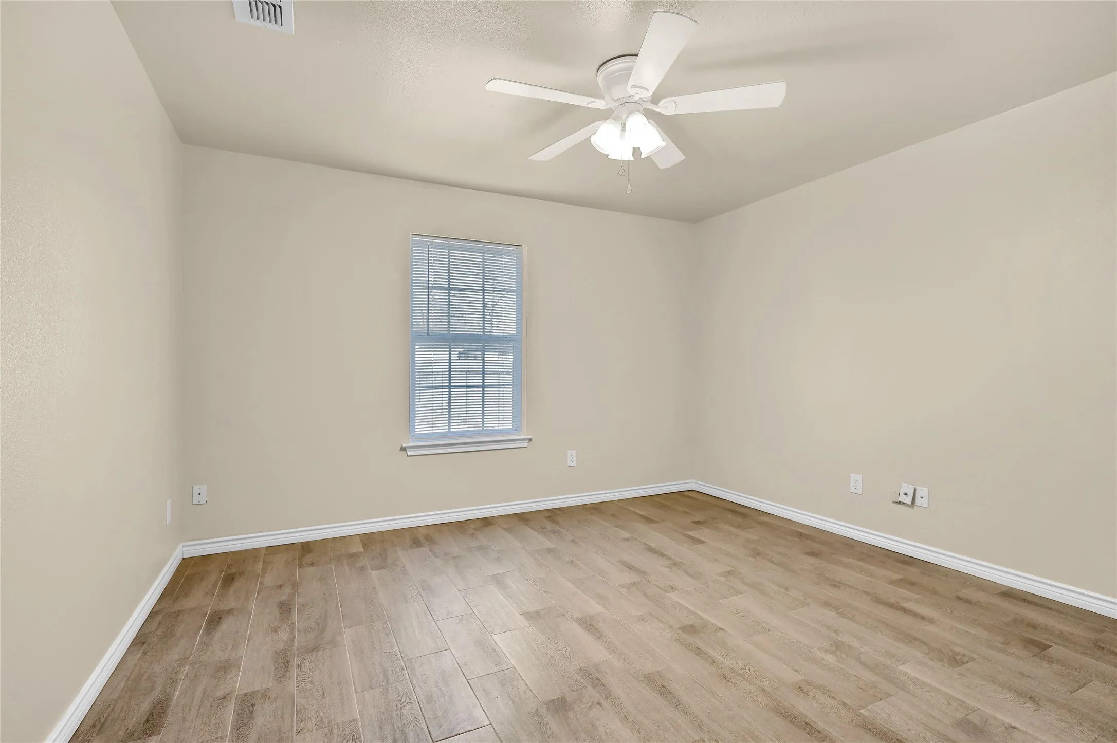 Duplex For Rent in Grayson County , 1025 Rice Street 102, Denison, Texas 75020, 2 Bedroom, 2 Bathroom, 1 Garage spaces, 1,200 Sqft, built in 2006, mls#21378956, Real Estate Agent in Denison, Homes For Rent in Grayson county, Homes For Rent in Denison, Realtor in Denison Texas, Real Estate Brokerage Independent Realty Texas, Luminita Cordes Realtor