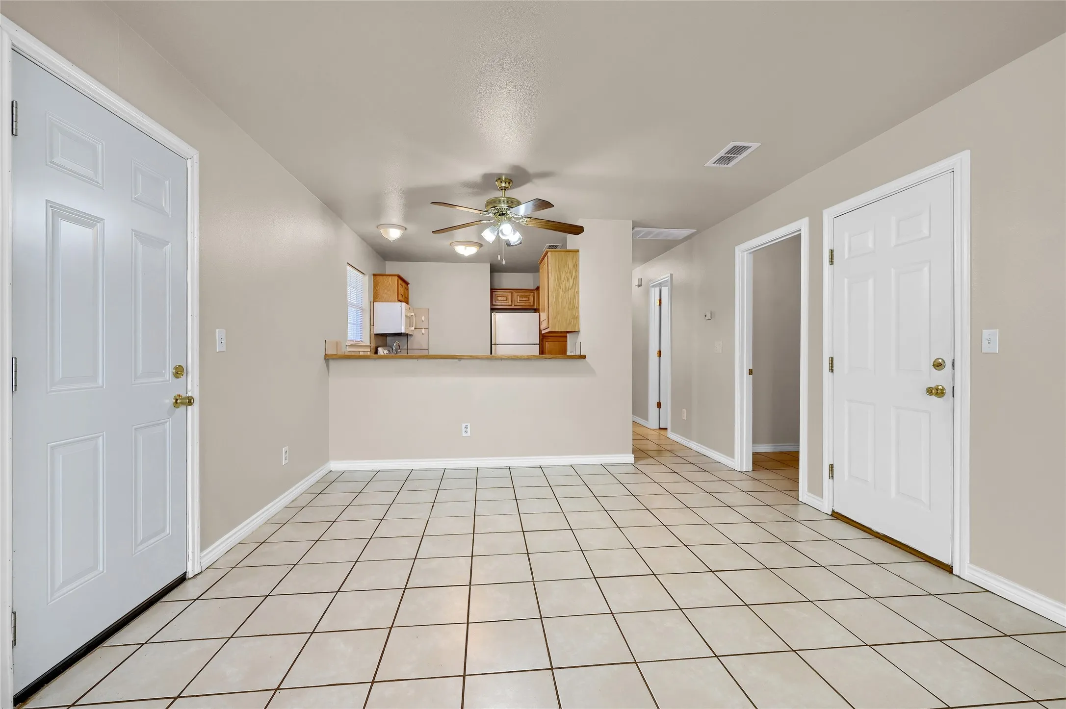 Duplex For Rent in Grayson County , 1025 Rice Street 102, Denison, Texas 75020, 2 Bedroom, 2 Bathroom, 1 Garage spaces, 1,200 Sqft, built in 2006, mls#21378956, Real Estate Agent in Denison, Homes For Rent in Grayson county, Homes For Rent in Denison, Realtor in Denison Texas, Real Estate Brokerage Independent Realty Texas, Luminita Cordes Realtor