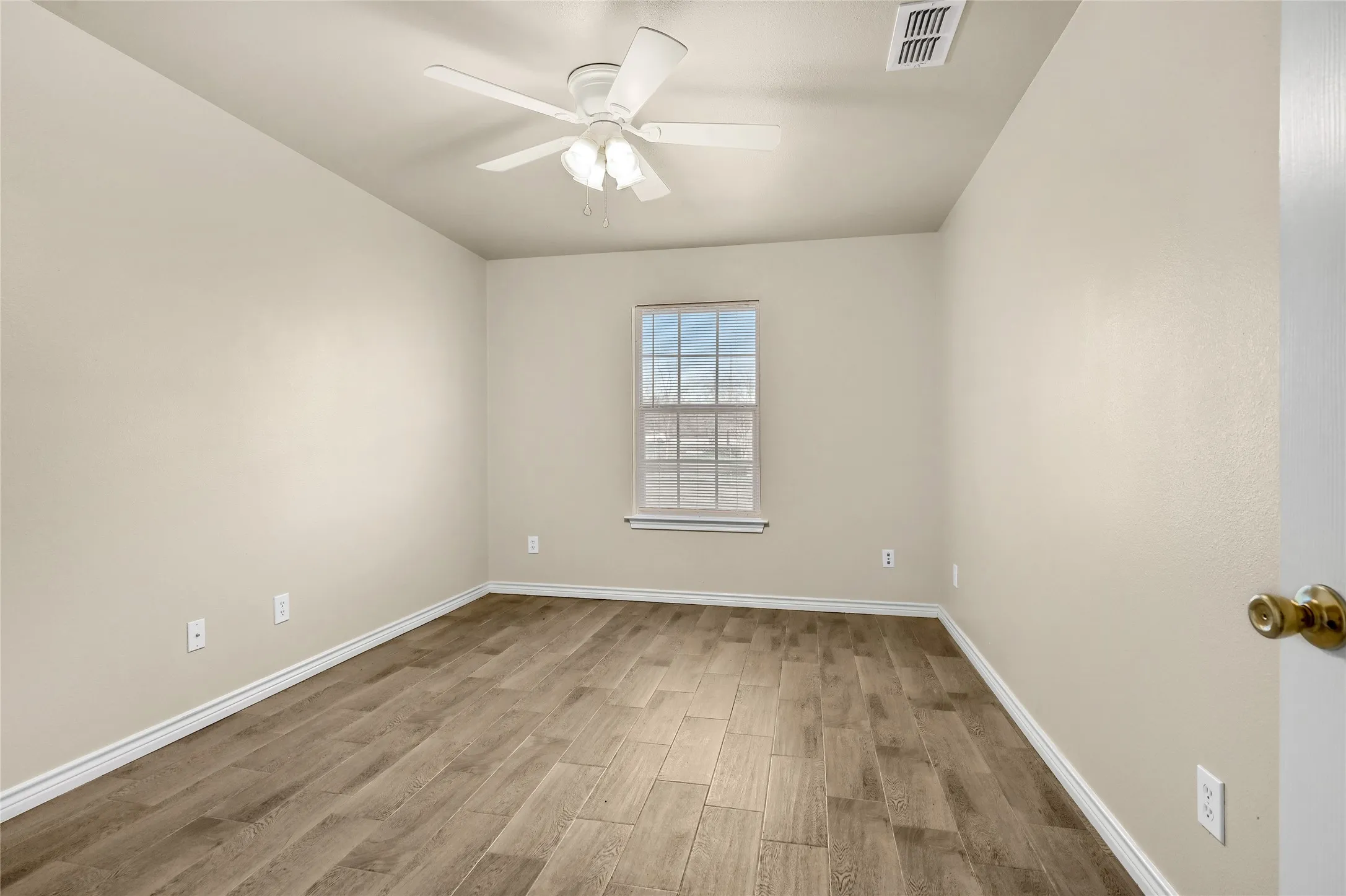 Duplex For Rent in Grayson County , 1025 Rice Street 102, Denison, Texas 75020, 2 Bedroom, 2 Bathroom, 1 Garage spaces, 1,200 Sqft, built in 2006, mls#21378956, Real Estate Agent in Denison, Homes For Rent in Grayson county, Homes For Rent in Denison, Realtor in Denison Texas, Real Estate Brokerage Independent Realty Texas, Luminita Cordes Realtor