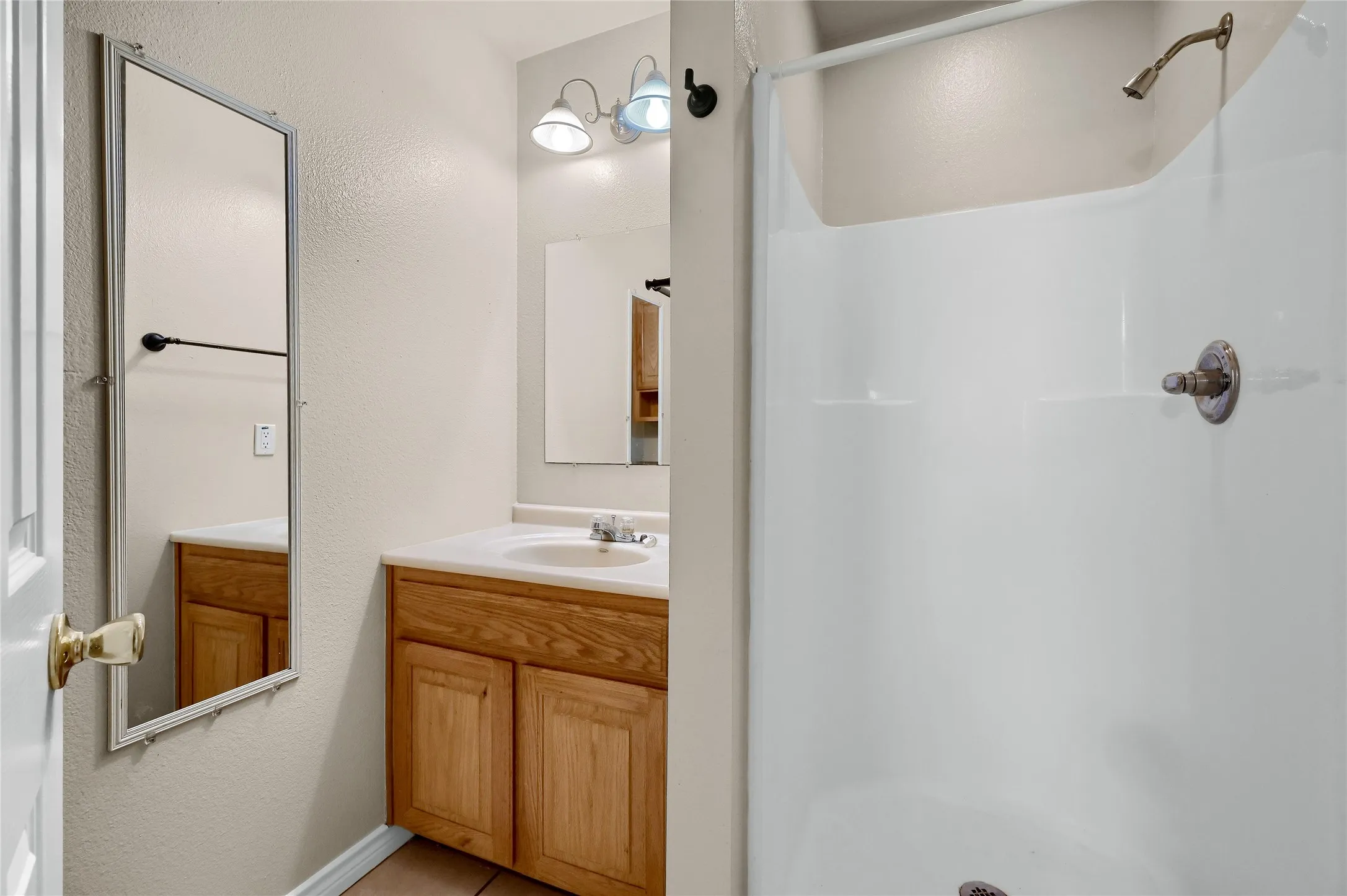 Duplex For Rent in Grayson County , 1025 Rice Street 102, Denison, Texas 75020, 2 Bedroom, 2 Bathroom, 1 Garage spaces, 1,200 Sqft, built in 2006, mls#21378956, Real Estate Agent in Denison, Homes For Rent in Grayson county, Homes For Rent in Denison, Realtor in Denison Texas, Real Estate Brokerage Independent Realty Texas, Luminita Cordes Realtor