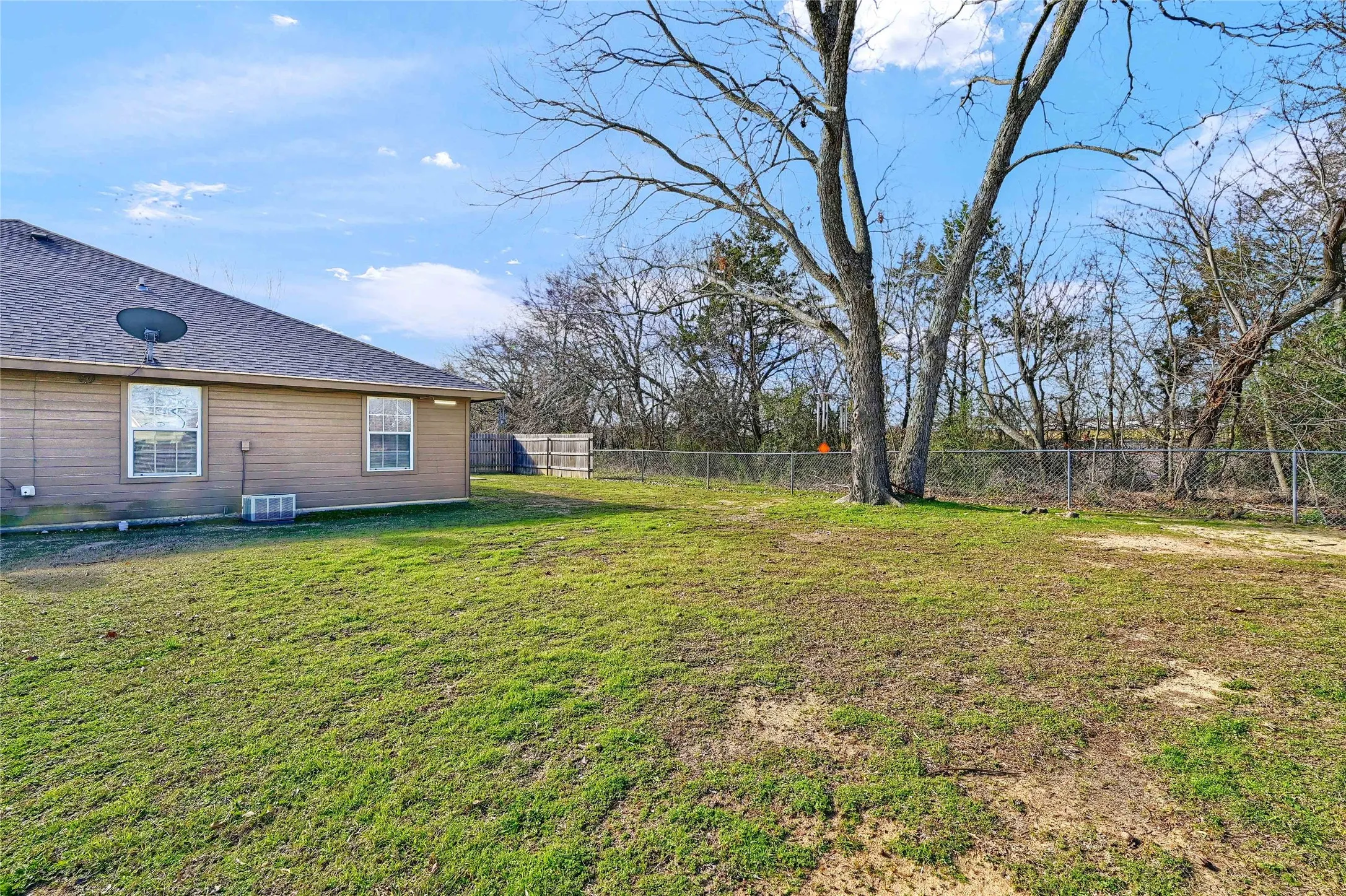 Duplex For Rent in Grayson County , 1025 Rice Street 102, Denison, Texas 75020, 2 Bedroom, 2 Bathroom, 1 Garage spaces, 1,200 Sqft, built in 2006, mls#21378956, Real Estate Agent in Denison, Homes For Rent in Grayson county, Homes For Rent in Denison, Realtor in Denison Texas, Real Estate Brokerage Independent Realty Texas, Luminita Cordes Realtor
