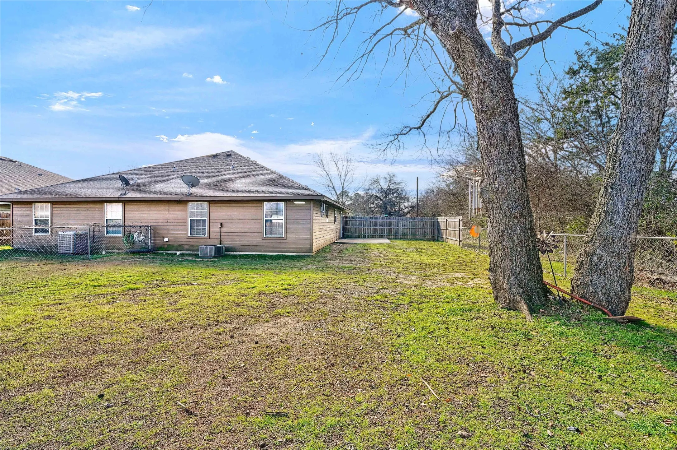 Duplex For Rent in Grayson County , 1025 Rice Street 102, Denison, Texas 75020, 2 Bedroom, 2 Bathroom, 1 Garage spaces, 1,200 Sqft, built in 2006, mls#21378956, Real Estate Agent in Denison, Homes For Rent in Grayson county, Homes For Rent in Denison, Realtor in Denison Texas, Real Estate Brokerage Independent Realty Texas, Luminita Cordes Realtor