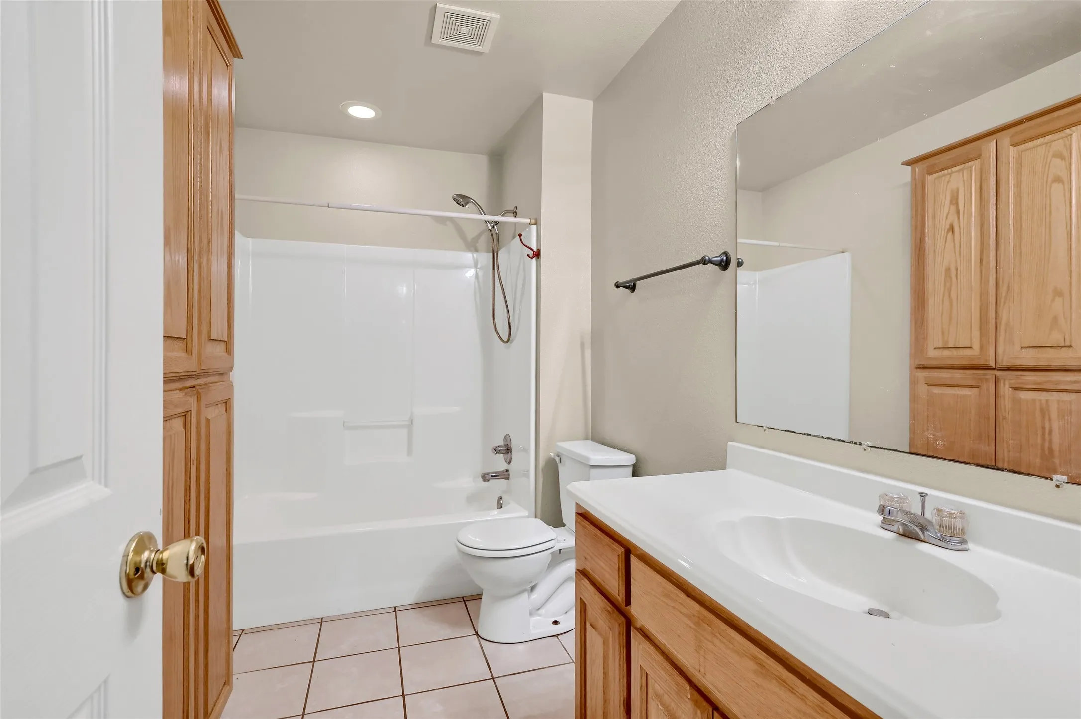 Duplex For Rent in Grayson County , 1025 Rice Street 102, Denison, Texas 75020, 2 Bedroom, 2 Bathroom, 1 Garage spaces, 1,200 Sqft, built in 2006, mls#21378956, Real Estate Agent in Denison, Homes For Rent in Grayson county, Homes For Rent in Denison, Realtor in Denison Texas, Real Estate Brokerage Independent Realty Texas, Luminita Cordes Realtor