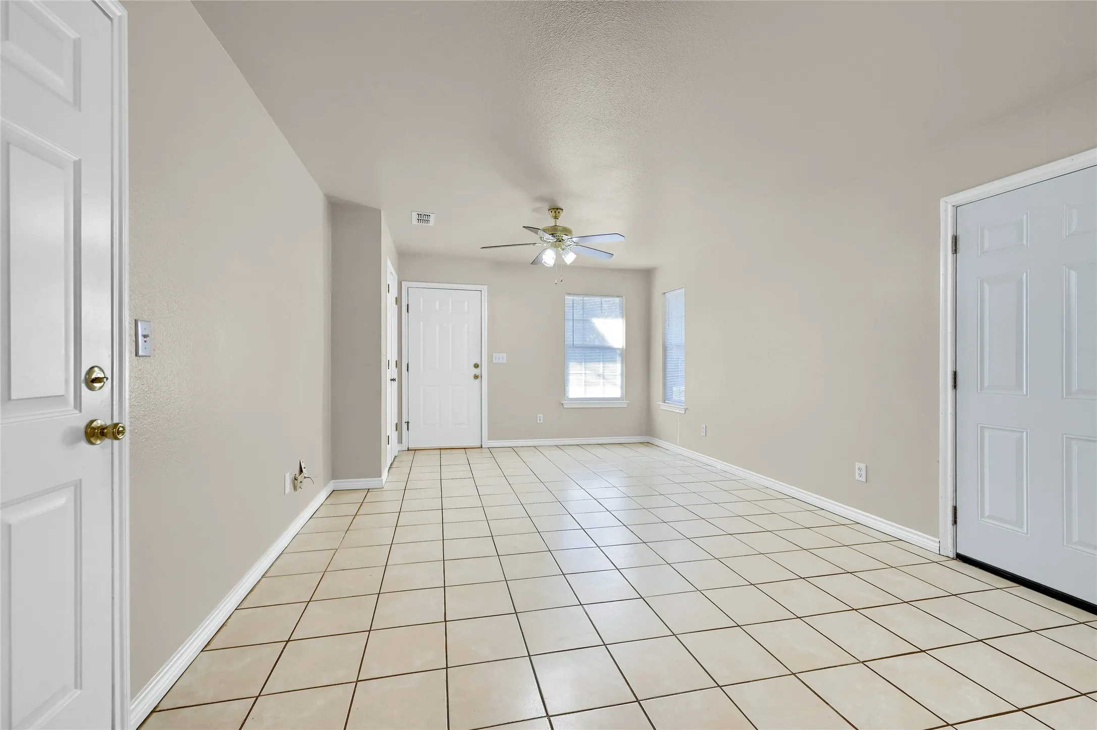 Duplex For Rent in Grayson County , 1025 Rice Street 102, Denison, Texas 75020, 2 Bedroom, 2 Bathroom, 1 Garage spaces, 1,200 Sqft, built in 2006, mls#21378956, Real Estate Agent in Denison, Homes For Rent in Grayson county, Homes For Rent in Denison, Realtor in Denison Texas, Real Estate Brokerage Independent Realty Texas, Luminita Cordes Realtor