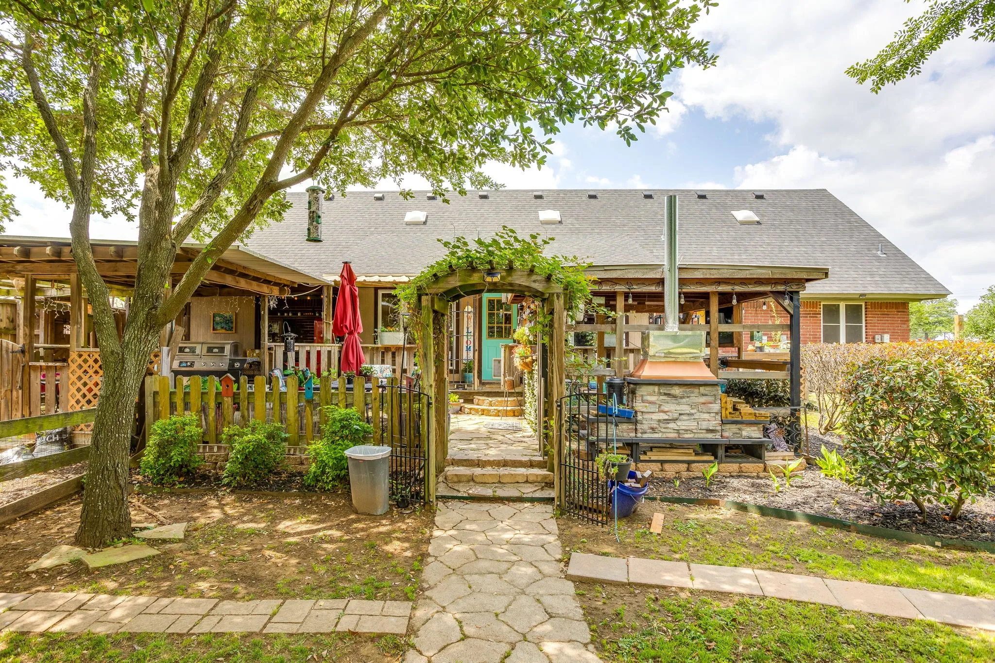 Single Family Residence For Sale in Johnson County , 3914 Redbird Lane, Joshua, Texas 76058, 5 Bedroom, 4 Bathroom, 2 Garage spaces, 3,292 Sqft, built in 1997, mls#21371841, Real Estate Agent in Joshua, Homes For Sale in Johnson county, Homes For Sale in Joshua, Realtor in Joshua Texas, Real Estate Brokerage Independent Realty Texas, Luminita Cordes Realtor