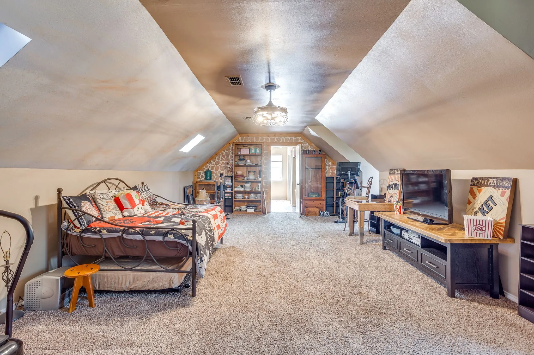 Single Family Residence For Sale in Johnson County , 3914 Redbird Lane, Joshua, Texas 76058, 5 Bedroom, 4 Bathroom, 2 Garage spaces, 3,292 Sqft, built in 1997, mls#21371841, Real Estate Agent in Joshua, Homes For Sale in Johnson county, Homes For Sale in Joshua, Realtor in Joshua Texas, Real Estate Brokerage Independent Realty Texas, Luminita Cordes Realtor