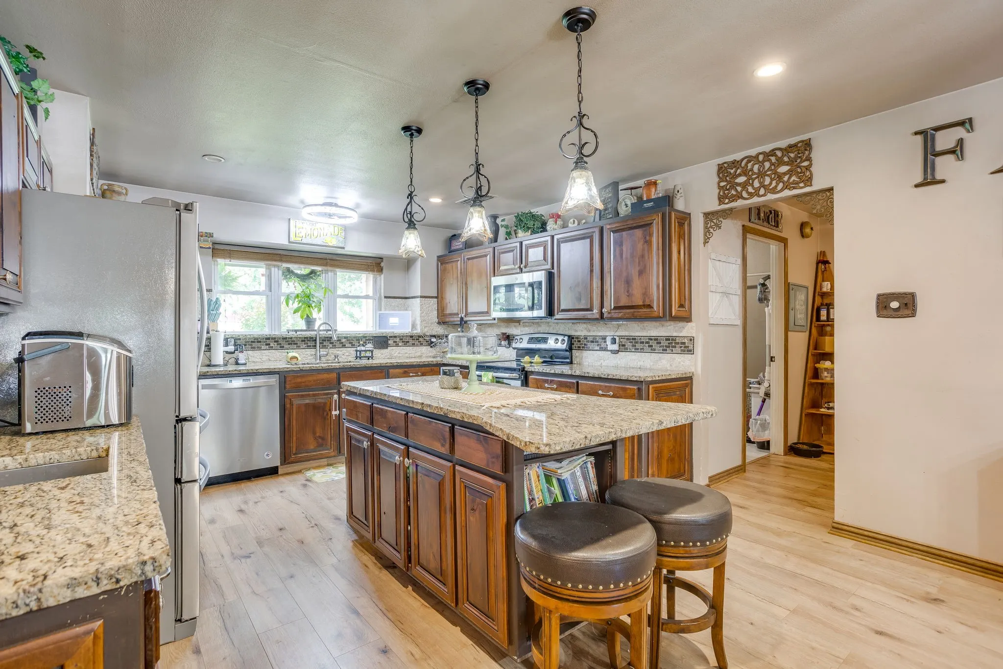 Single Family Residence For Sale in Johnson County , 3914 Redbird Lane, Joshua, Texas 76058, 5 Bedroom, 4 Bathroom, 2 Garage spaces, 3,292 Sqft, built in 1997, mls#21371841, Real Estate Agent in Joshua, Homes For Sale in Johnson county, Homes For Sale in Joshua, Realtor in Joshua Texas, Real Estate Brokerage Independent Realty Texas, Luminita Cordes Realtor