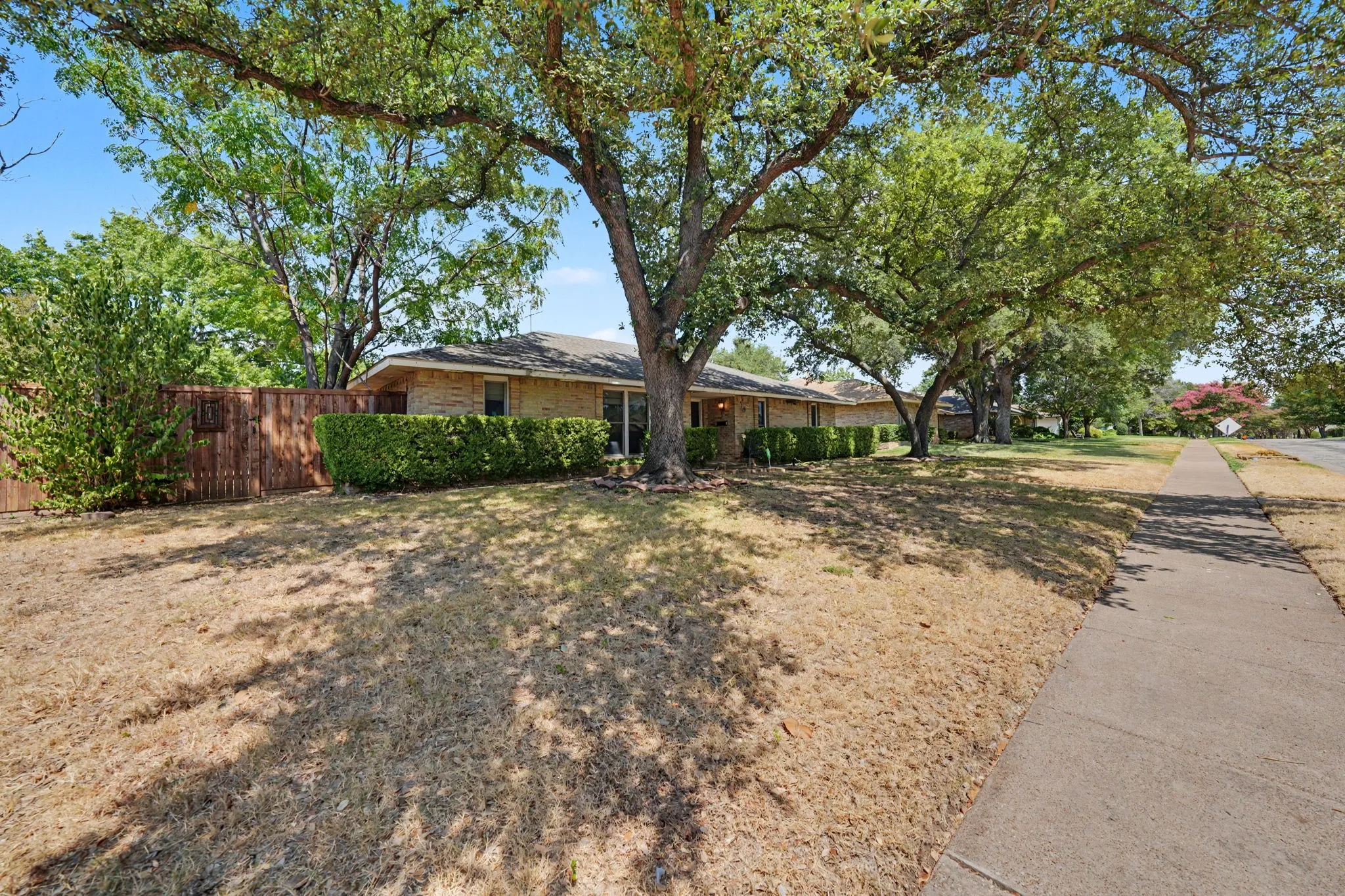 Single Family Residence For Sale in Dallas County , 3917 High Summit Drive, Dallas, Texas 75244, 3 Bedroom, 2 Bathroom, 2 Garage spaces, 2,410 Sqft, built in 1968, mls#21378969, Real Estate Agent in Dallas, Homes For Sale in Dallas county, Homes For Sale in Dallas, Realtor in Dallas Texas, Real Estate Brokerage Independent Realty Texas, Luminita Cordes Realtor