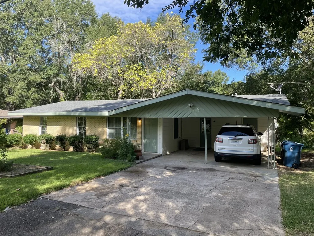 Single Family Residence For Sale in Henderson County , 612 Valle Vista Drive, Athens, Texas 75751, 3 Bedroom, 2 Bathroom, Garage spaces, 1,252 Sqft, built in 1959, mls#21378810, Real Estate Agent in Athens, Homes For Sale in Henderson county, Homes For Sale in Athens, Realtor in Athens Texas, Real Estate Brokerage Independent Realty Texas, Luminita Cordes Realtor