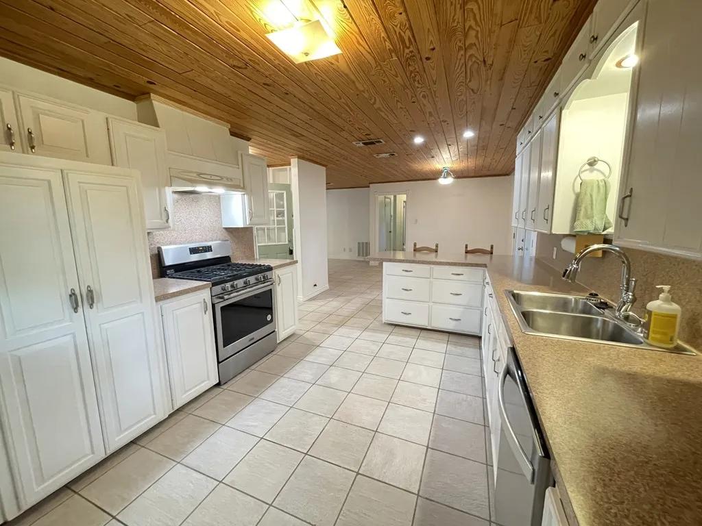 Single Family Residence For Sale in Henderson County , 612 Valle Vista Drive, Athens, Texas 75751, 3 Bedroom, 2 Bathroom, Garage spaces, 1,252 Sqft, built in 1959, mls#21378810, Real Estate Agent in Athens, Homes For Sale in Henderson county, Homes For Sale in Athens, Realtor in Athens Texas, Real Estate Brokerage Independent Realty Texas, Luminita Cordes Realtor