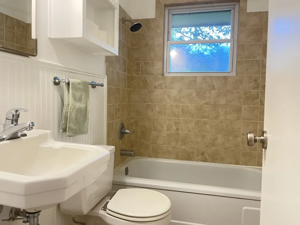 Single Family Residence For Sale in Henderson County , 612 Valle Vista Drive, Athens, Texas 75751, 3 Bedroom, 2 Bathroom, Garage spaces, 1,252 Sqft, built in 1959, mls#21378810, Real Estate Agent in Athens, Homes For Sale in Henderson county, Homes For Sale in Athens, Realtor in Athens Texas, Real Estate Brokerage Independent Realty Texas, Luminita Cordes Realtor