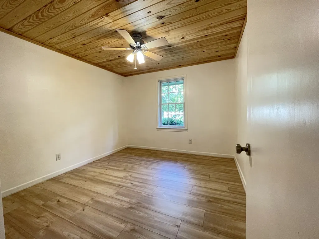Single Family Residence For Sale in Henderson County , 612 Valle Vista Drive, Athens, Texas 75751, 3 Bedroom, 2 Bathroom, Garage spaces, 1,252 Sqft, built in 1959, mls#21378810, Real Estate Agent in Athens, Homes For Sale in Henderson county, Homes For Sale in Athens, Realtor in Athens Texas, Real Estate Brokerage Independent Realty Texas, Luminita Cordes Realtor