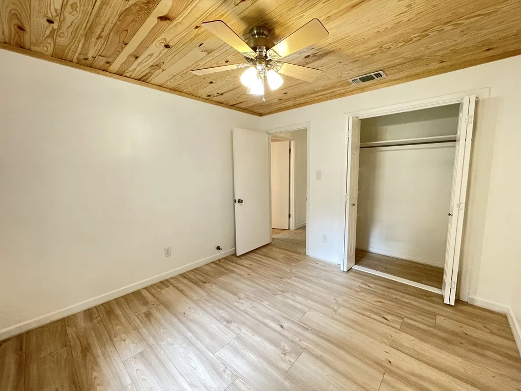 Single Family Residence For Sale in Henderson County , 612 Valle Vista Drive, Athens, Texas 75751, 3 Bedroom, 2 Bathroom, Garage spaces, 1,252 Sqft, built in 1959, mls#21378810, Real Estate Agent in Athens, Homes For Sale in Henderson county, Homes For Sale in Athens, Realtor in Athens Texas, Real Estate Brokerage Independent Realty Texas, Luminita Cordes Realtor