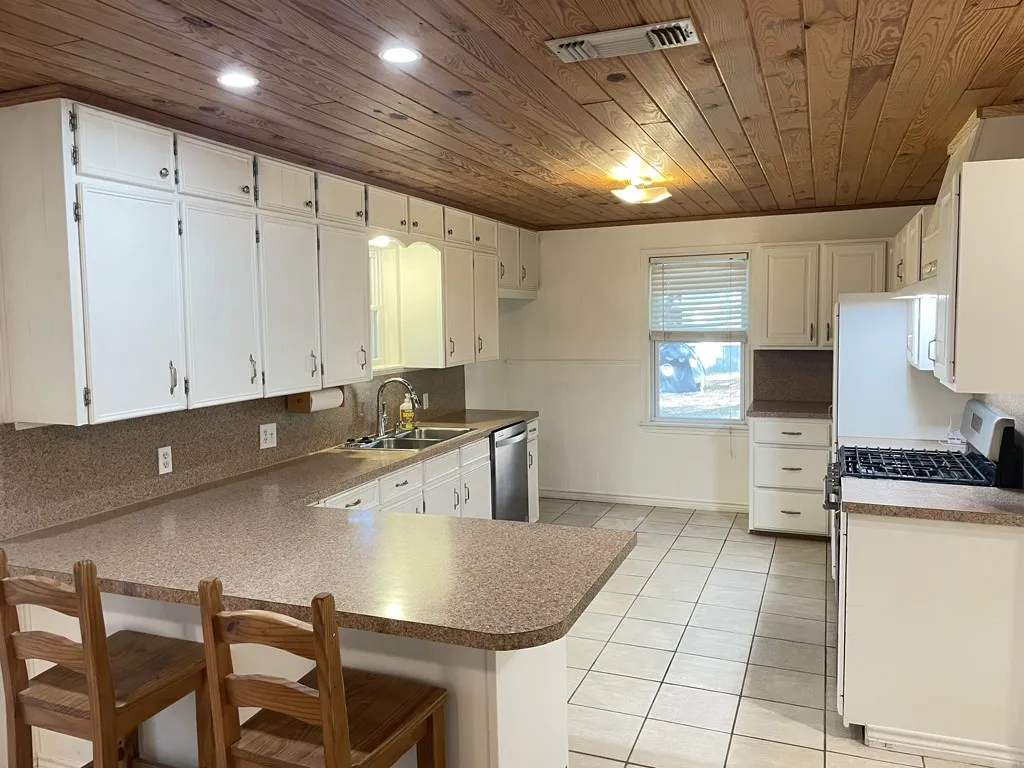 Single Family Residence For Sale in Henderson County , 612 Valle Vista Drive, Athens, Texas 75751, 3 Bedroom, 2 Bathroom, Garage spaces, 1,252 Sqft, built in 1959, mls#21378810, Real Estate Agent in Athens, Homes For Sale in Henderson county, Homes For Sale in Athens, Realtor in Athens Texas, Real Estate Brokerage Independent Realty Texas, Luminita Cordes Realtor