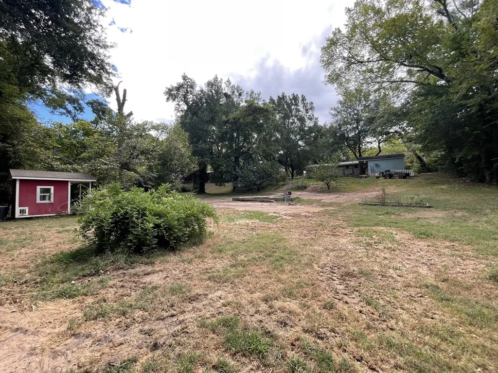 Single Family Residence For Sale in Henderson County , 612 Valle Vista Drive, Athens, Texas 75751, 3 Bedroom, 2 Bathroom, Garage spaces, 1,252 Sqft, built in 1959, mls#21378810, Real Estate Agent in Athens, Homes For Sale in Henderson county, Homes For Sale in Athens, Realtor in Athens Texas, Real Estate Brokerage Independent Realty Texas, Luminita Cordes Realtor