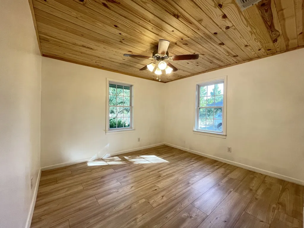 Single Family Residence For Sale in Henderson County , 612 Valle Vista Drive, Athens, Texas 75751, 3 Bedroom, 2 Bathroom, Garage spaces, 1,252 Sqft, built in 1959, mls#21378810, Real Estate Agent in Athens, Homes For Sale in Henderson county, Homes For Sale in Athens, Realtor in Athens Texas, Real Estate Brokerage Independent Realty Texas, Luminita Cordes Realtor
