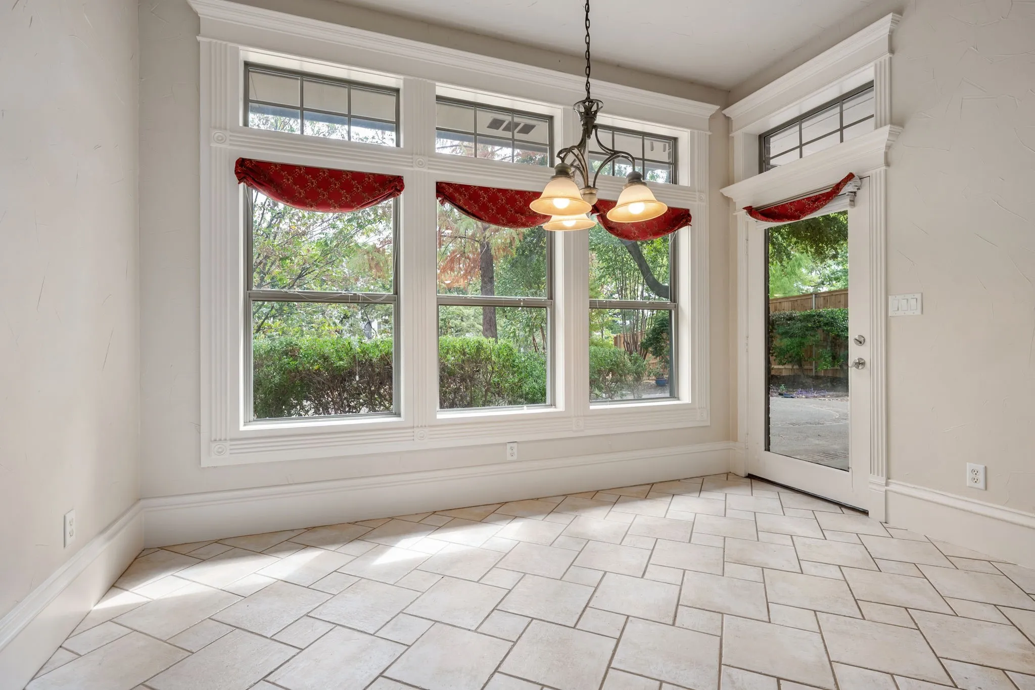 Single Family Residence For Sale in Denton County , 3905 Andrew Avenue, Denton, Texas 76210, 4 Bedroom, 4 Bathroom, 3 Garage spaces, 3,972 Sqft, built in 2004, mls#21378971, Real Estate Agent in Denton, Homes For Sale in Denton county, Homes For Sale in Denton, Realtor in Denton Texas, Real Estate Brokerage Independent Realty Texas, Luminita Cordes Realtor