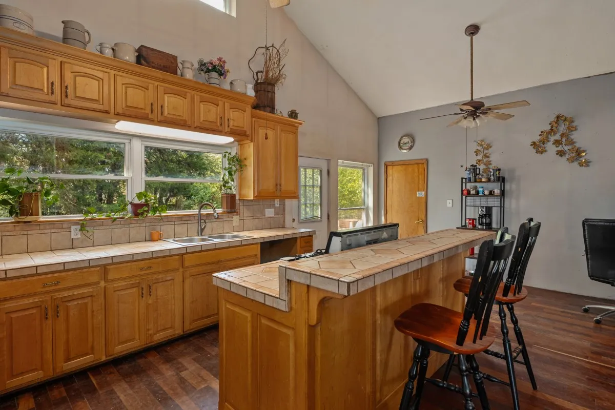Single Family Residence For Sale in Kaufman County , 5562 Cedar Creek Drive, Kemp, Texas 75143, 4 Bedroom, 3 Bathroom, 4 Garage spaces, 1,980 Sqft, built in 2001, mls#21378881, Real Estate Agent in Kemp, Homes For Sale in Kaufman county, Homes For Sale in Kemp, Realtor in Kemp Texas, Real Estate Brokerage Independent Realty Texas, Luminita Cordes Realtor