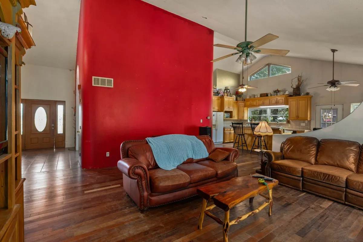 Single Family Residence For Sale in Kaufman County , 5562 Cedar Creek Drive, Kemp, Texas 75143, 4 Bedroom, 3 Bathroom, 4 Garage spaces, 1,980 Sqft, built in 2001, mls#21378881, Real Estate Agent in Kemp, Homes For Sale in Kaufman county, Homes For Sale in Kemp, Realtor in Kemp Texas, Real Estate Brokerage Independent Realty Texas, Luminita Cordes Realtor