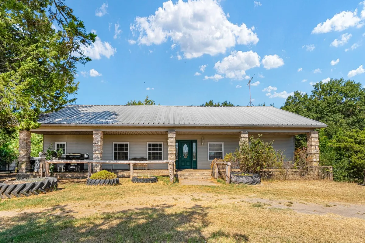 Single Family Residence For Sale in Kaufman County , 5562 Cedar Creek Drive, Kemp, Texas 75143, 4 Bedroom, 3 Bathroom, 4 Garage spaces, 1,980 Sqft, built in 2001, mls#21378881, Real Estate Agent in Kemp, Homes For Sale in Kaufman county, Homes For Sale in Kemp, Realtor in Kemp Texas, Real Estate Brokerage Independent Realty Texas, Luminita Cordes Realtor