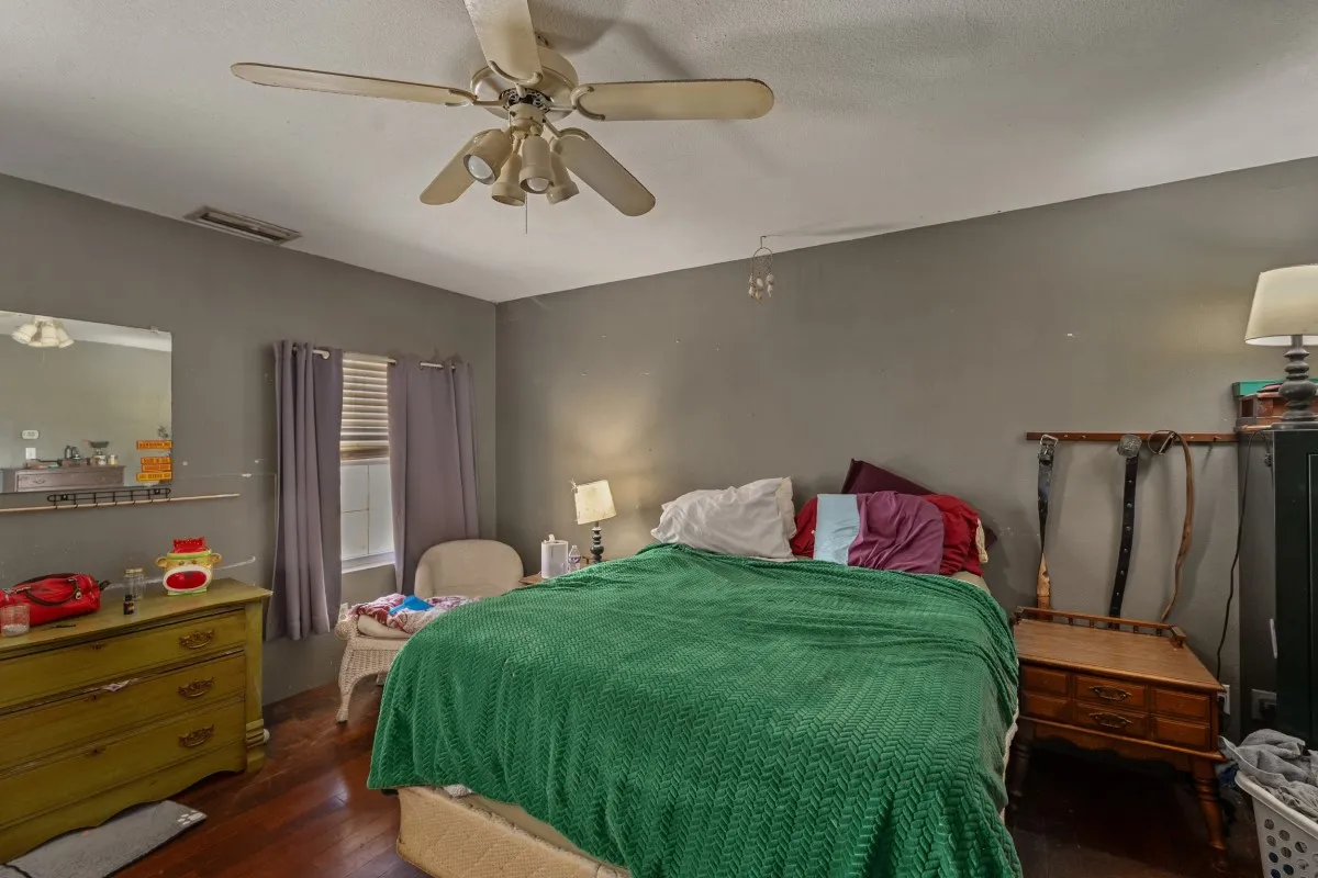 Single Family Residence For Sale in Kaufman County , 5562 Cedar Creek Drive, Kemp, Texas 75143, 4 Bedroom, 3 Bathroom, 4 Garage spaces, 1,980 Sqft, built in 2001, mls#21378881, Real Estate Agent in Kemp, Homes For Sale in Kaufman county, Homes For Sale in Kemp, Realtor in Kemp Texas, Real Estate Brokerage Independent Realty Texas, Luminita Cordes Realtor