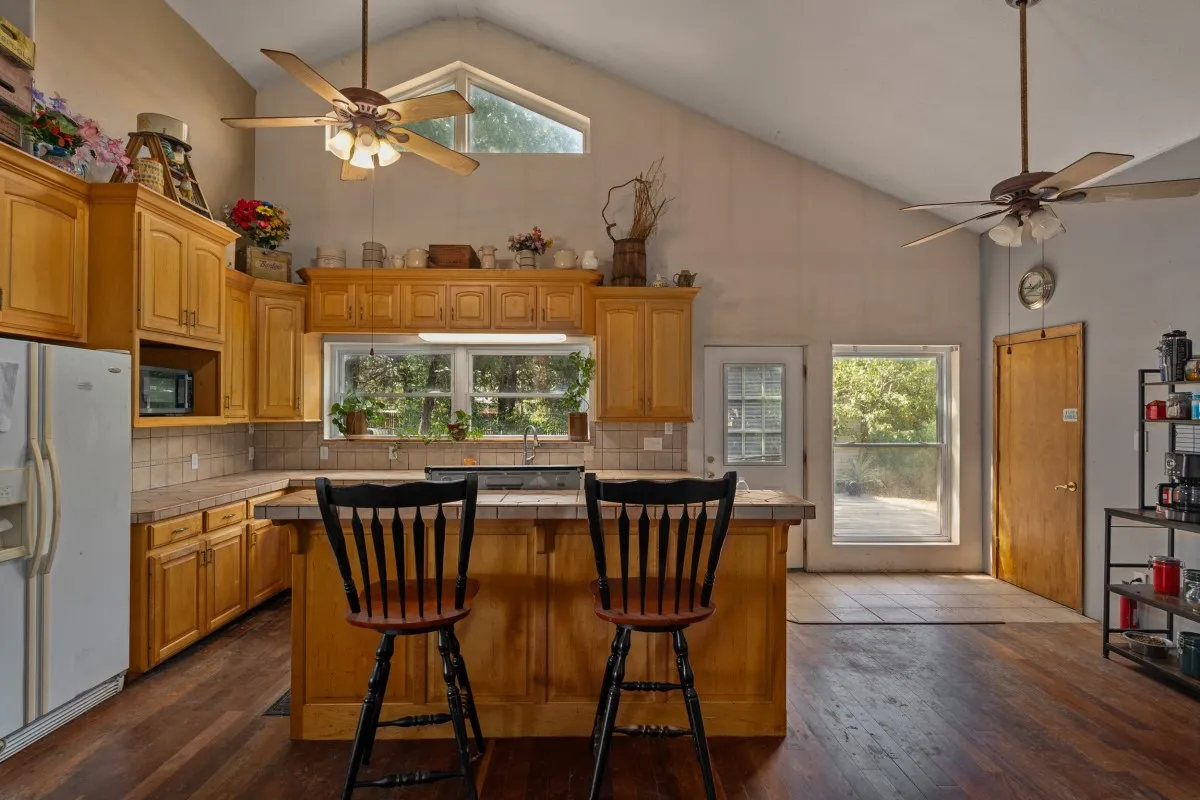 Single Family Residence For Sale in Kaufman County , 5562 Cedar Creek Drive, Kemp, Texas 75143, 4 Bedroom, 3 Bathroom, 4 Garage spaces, 1,980 Sqft, built in 2001, mls#21378881, Real Estate Agent in Kemp, Homes For Sale in Kaufman county, Homes For Sale in Kemp, Realtor in Kemp Texas, Real Estate Brokerage Independent Realty Texas, Luminita Cordes Realtor