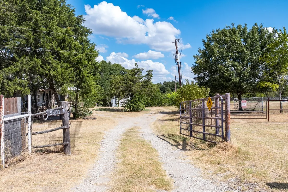 Single Family Residence For Sale in Kaufman County , 5562 Cedar Creek Drive, Kemp, Texas 75143, 4 Bedroom, 3 Bathroom, 4 Garage spaces, 1,980 Sqft, built in 2001, mls#21378881, Real Estate Agent in Kemp, Homes For Sale in Kaufman county, Homes For Sale in Kemp, Realtor in Kemp Texas, Real Estate Brokerage Independent Realty Texas, Luminita Cordes Realtor