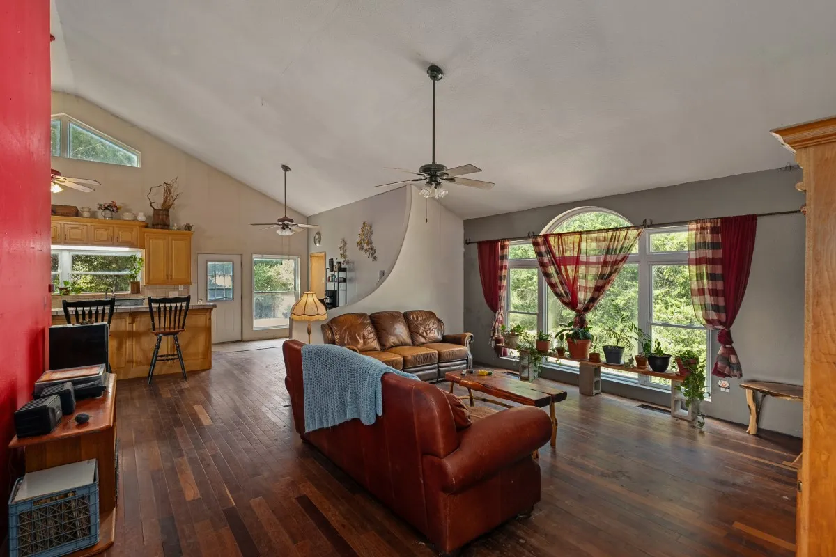 Single Family Residence For Sale in Kaufman County , 5562 Cedar Creek Drive, Kemp, Texas 75143, 4 Bedroom, 3 Bathroom, 4 Garage spaces, 1,980 Sqft, built in 2001, mls#21378881, Real Estate Agent in Kemp, Homes For Sale in Kaufman county, Homes For Sale in Kemp, Realtor in Kemp Texas, Real Estate Brokerage Independent Realty Texas, Luminita Cordes Realtor