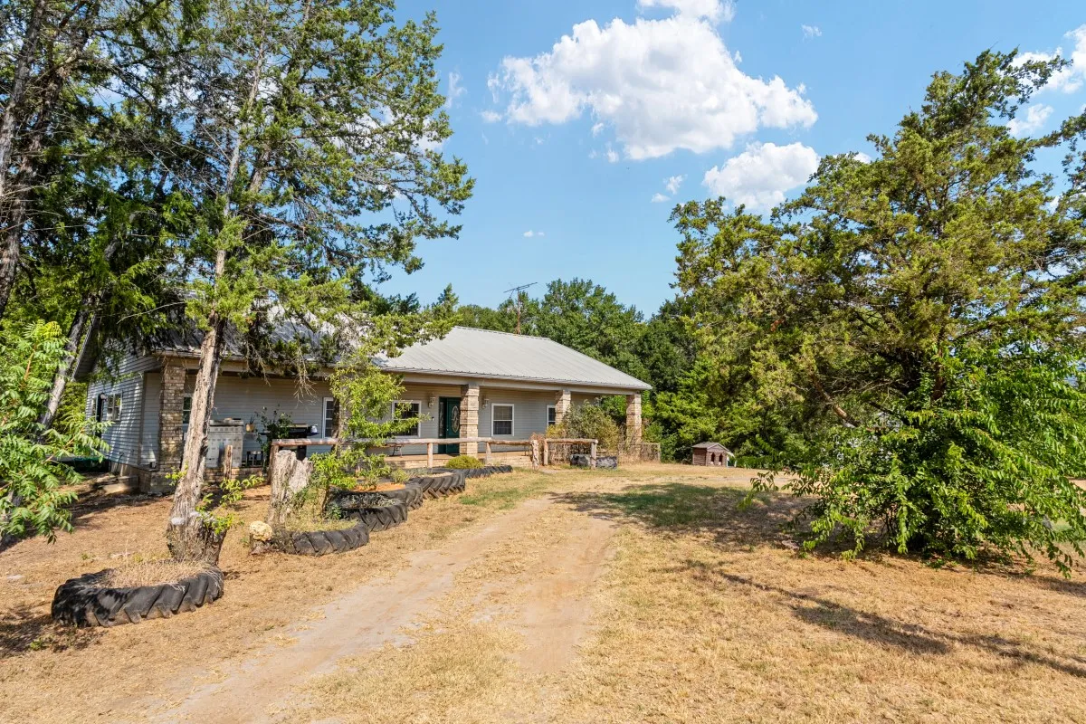 Single Family Residence For Sale in Kaufman County , 5562 Cedar Creek Drive, Kemp, Texas 75143, 4 Bedroom, 3 Bathroom, 4 Garage spaces, 1,980 Sqft, built in 2001, mls#21378881, Real Estate Agent in Kemp, Homes For Sale in Kaufman county, Homes For Sale in Kemp, Realtor in Kemp Texas, Real Estate Brokerage Independent Realty Texas, Luminita Cordes Realtor