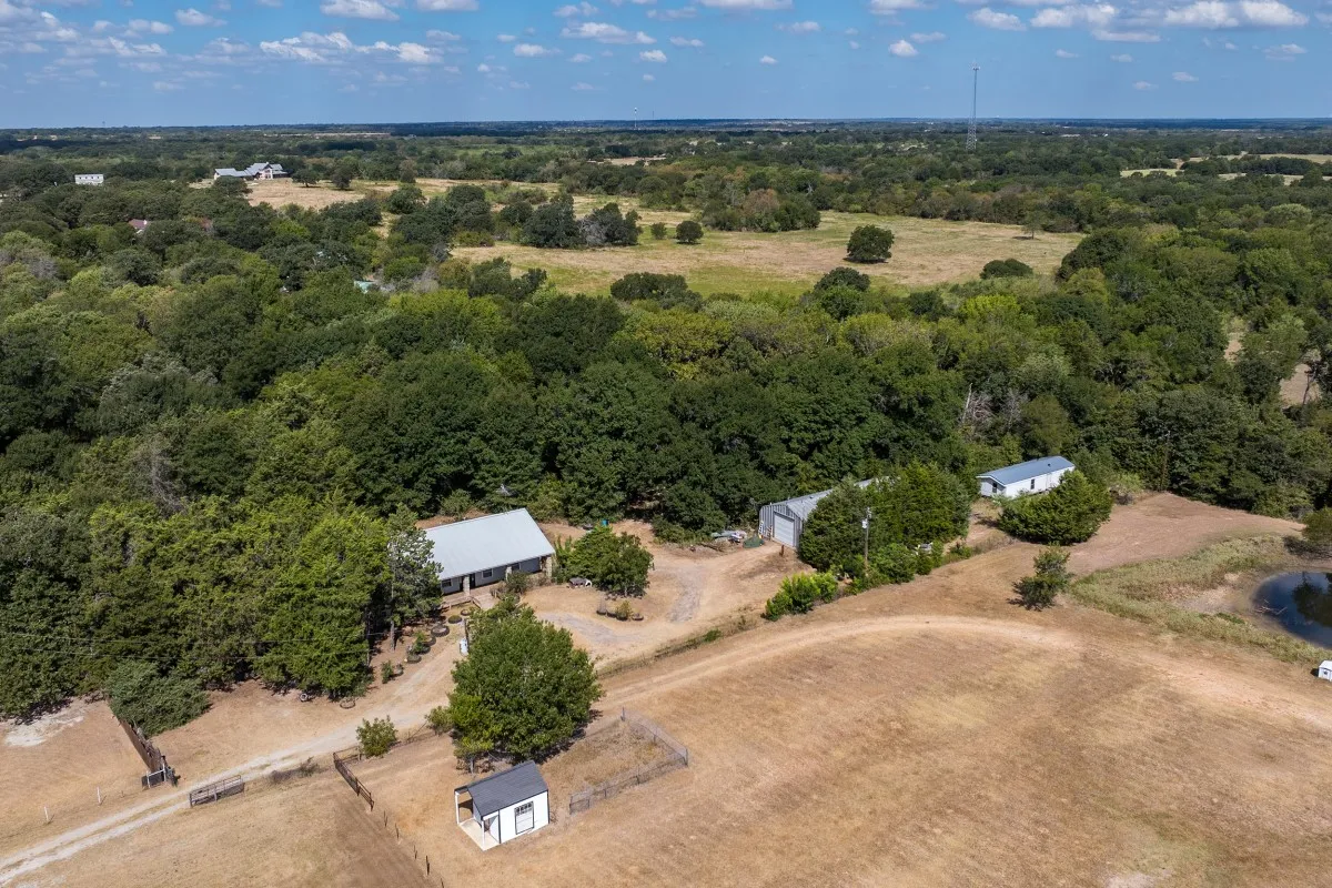 Single Family Residence For Sale in Kaufman County , 5562 Cedar Creek Drive, Kemp, Texas 75143, 4 Bedroom, 3 Bathroom, 4 Garage spaces, 1,980 Sqft, built in 2001, mls#21378881, Real Estate Agent in Kemp, Homes For Sale in Kaufman county, Homes For Sale in Kemp, Realtor in Kemp Texas, Real Estate Brokerage Independent Realty Texas, Luminita Cordes Realtor