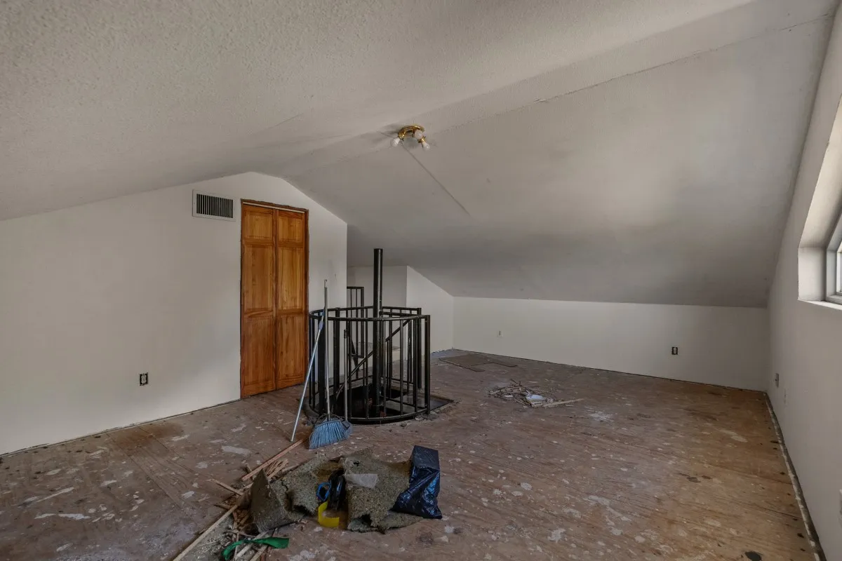 Single Family Residence For Sale in Kaufman County , 5562 Cedar Creek Drive, Kemp, Texas 75143, 4 Bedroom, 3 Bathroom, 4 Garage spaces, 1,980 Sqft, built in 2001, mls#21378881, Real Estate Agent in Kemp, Homes For Sale in Kaufman county, Homes For Sale in Kemp, Realtor in Kemp Texas, Real Estate Brokerage Independent Realty Texas, Luminita Cordes Realtor