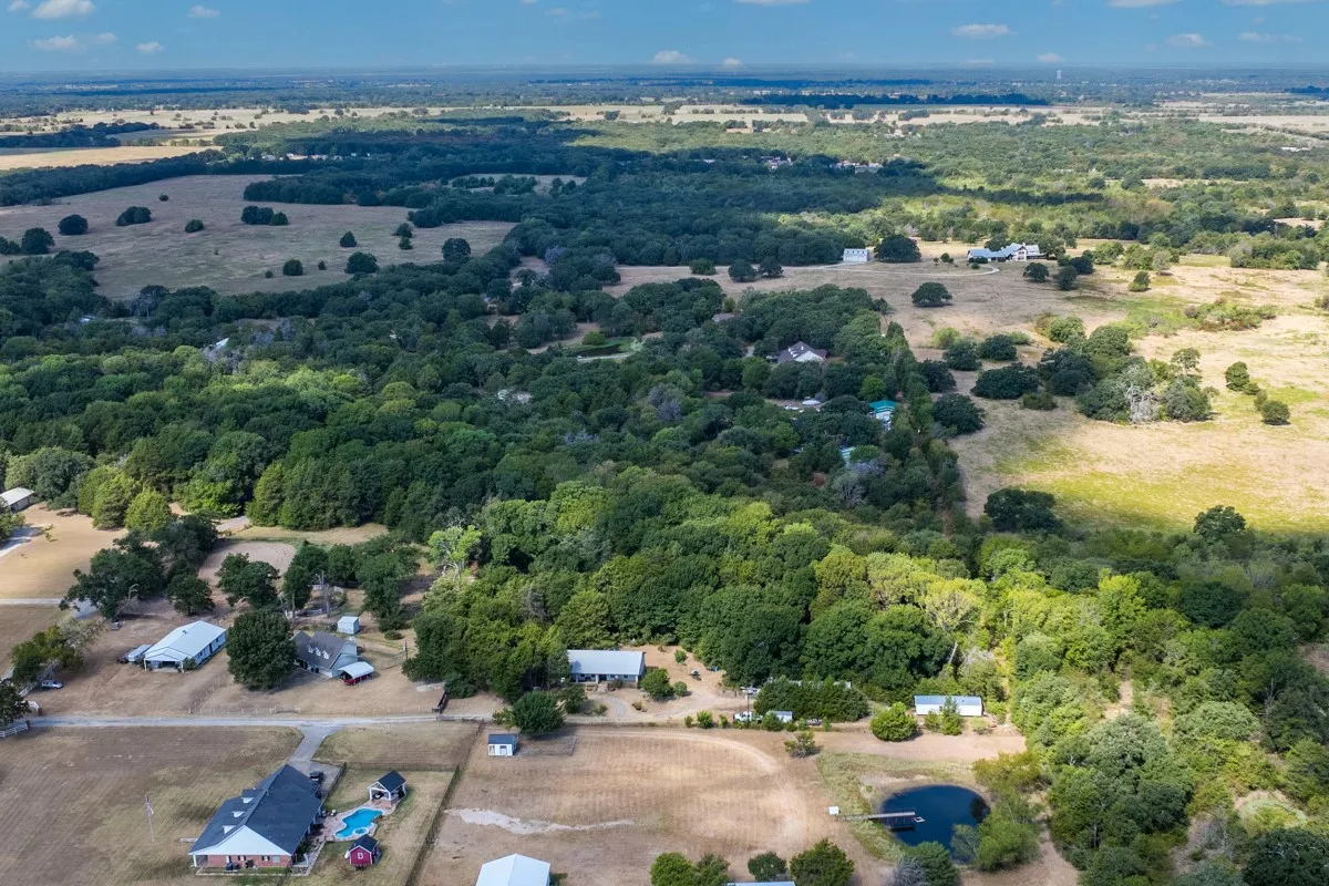 Single Family Residence For Sale in Kaufman County , 5562 Cedar Creek Drive, Kemp, Texas 75143, 4 Bedroom, 3 Bathroom, 4 Garage spaces, 1,980 Sqft, built in 2001, mls#21378881, Real Estate Agent in Kemp, Homes For Sale in Kaufman county, Homes For Sale in Kemp, Realtor in Kemp Texas, Real Estate Brokerage Independent Realty Texas, Luminita Cordes Realtor