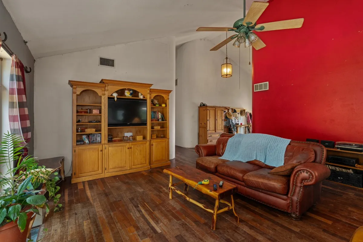 Single Family Residence For Sale in Kaufman County , 5562 Cedar Creek Drive, Kemp, Texas 75143, 4 Bedroom, 3 Bathroom, 4 Garage spaces, 1,980 Sqft, built in 2001, mls#21378881, Real Estate Agent in Kemp, Homes For Sale in Kaufman county, Homes For Sale in Kemp, Realtor in Kemp Texas, Real Estate Brokerage Independent Realty Texas, Luminita Cordes Realtor
