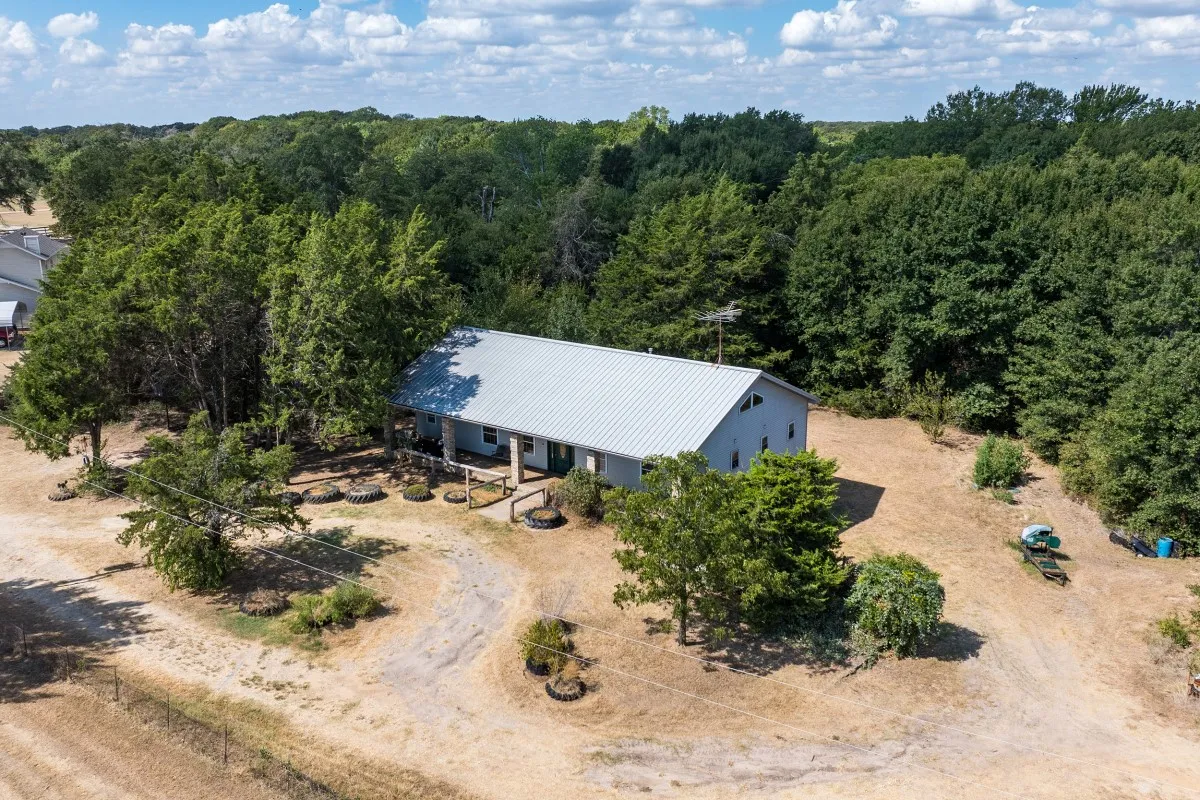 Single Family Residence For Sale in Kaufman County , 5562 Cedar Creek Drive, Kemp, Texas 75143, 4 Bedroom, 3 Bathroom, 4 Garage spaces, 1,980 Sqft, built in 2001, mls#21378881, Real Estate Agent in Kemp, Homes For Sale in Kaufman county, Homes For Sale in Kemp, Realtor in Kemp Texas, Real Estate Brokerage Independent Realty Texas, Luminita Cordes Realtor