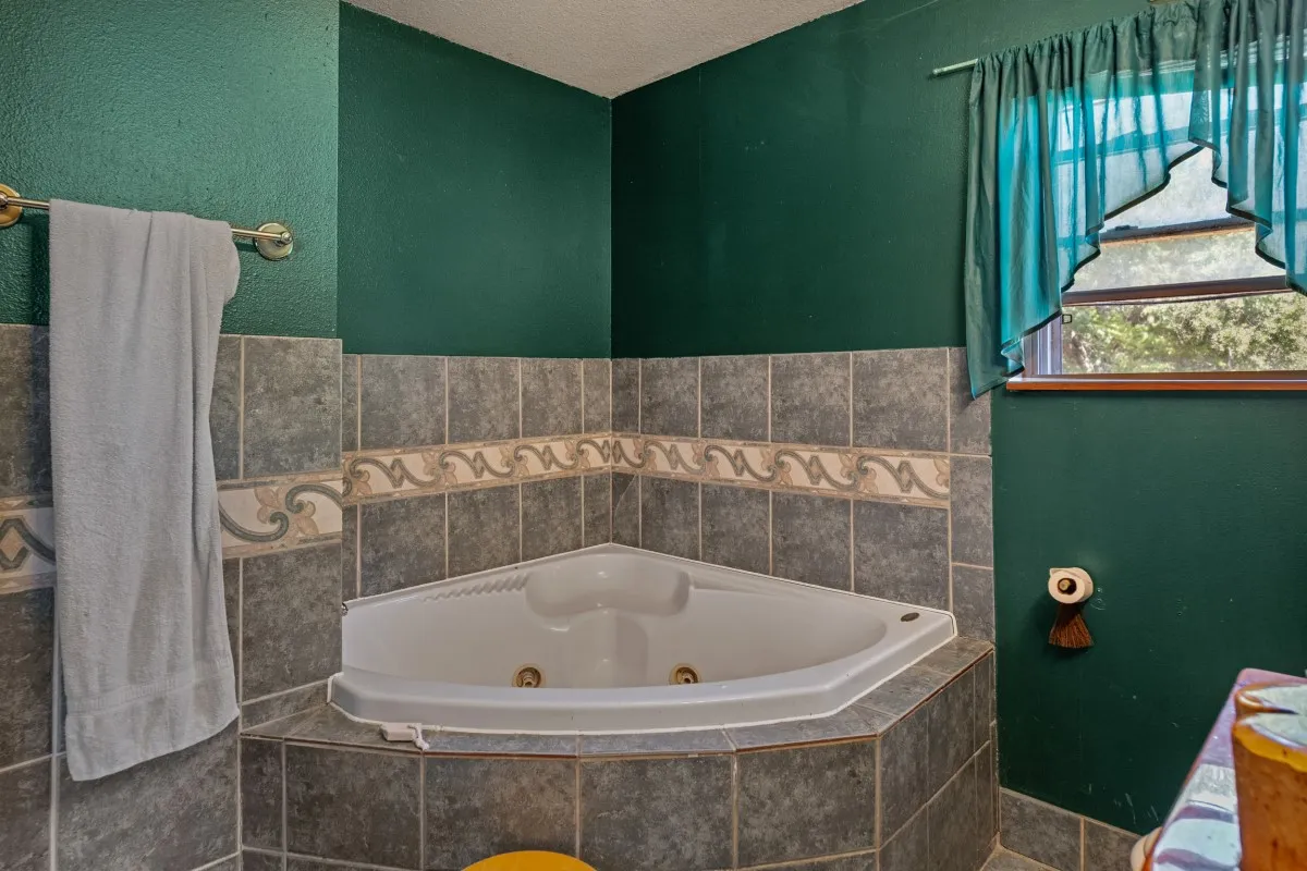 Single Family Residence For Sale in Kaufman County , 5562 Cedar Creek Drive, Kemp, Texas 75143, 4 Bedroom, 3 Bathroom, 4 Garage spaces, 1,980 Sqft, built in 2001, mls#21378881, Real Estate Agent in Kemp, Homes For Sale in Kaufman county, Homes For Sale in Kemp, Realtor in Kemp Texas, Real Estate Brokerage Independent Realty Texas, Luminita Cordes Realtor