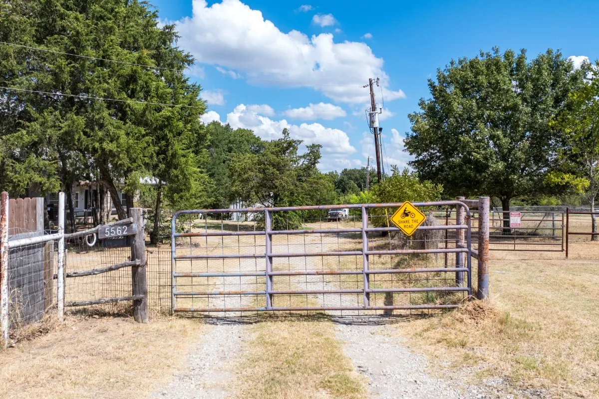 Single Family Residence For Sale in Kaufman County , 5562 Cedar Creek Drive, Kemp, Texas 75143, 4 Bedroom, 3 Bathroom, 4 Garage spaces, 1,980 Sqft, built in 2001, mls#21378881, Real Estate Agent in Kemp, Homes For Sale in Kaufman county, Homes For Sale in Kemp, Realtor in Kemp Texas, Real Estate Brokerage Independent Realty Texas, Luminita Cordes Realtor