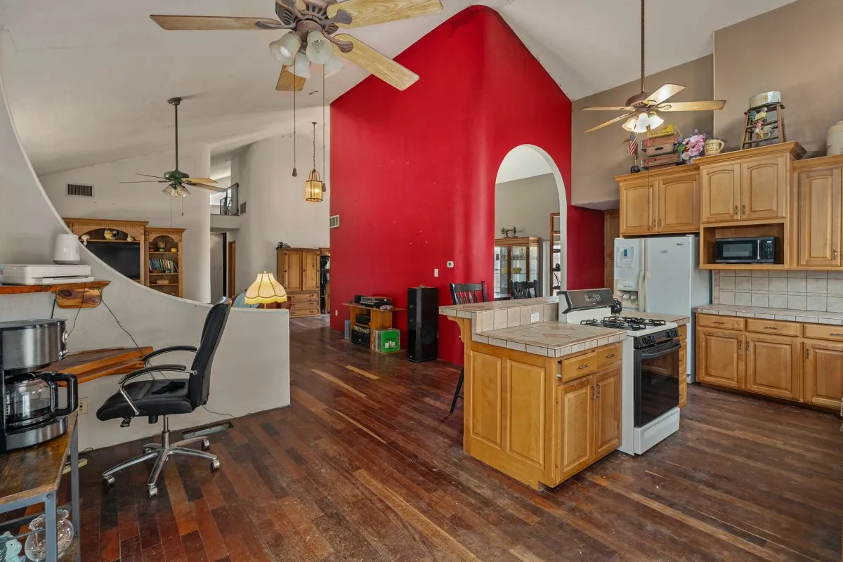 Single Family Residence For Sale in Kaufman County , 5562 Cedar Creek Drive, Kemp, Texas 75143, 4 Bedroom, 3 Bathroom, 4 Garage spaces, 1,980 Sqft, built in 2001, mls#21378881, Real Estate Agent in Kemp, Homes For Sale in Kaufman county, Homes For Sale in Kemp, Realtor in Kemp Texas, Real Estate Brokerage Independent Realty Texas, Luminita Cordes Realtor