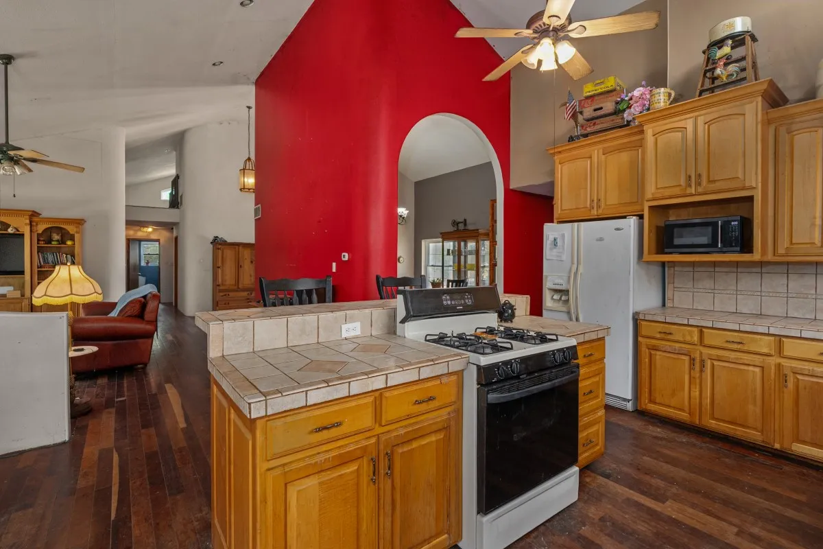 Single Family Residence For Sale in Kaufman County , 5562 Cedar Creek Drive, Kemp, Texas 75143, 4 Bedroom, 3 Bathroom, 4 Garage spaces, 1,980 Sqft, built in 2001, mls#21378881, Real Estate Agent in Kemp, Homes For Sale in Kaufman county, Homes For Sale in Kemp, Realtor in Kemp Texas, Real Estate Brokerage Independent Realty Texas, Luminita Cordes Realtor